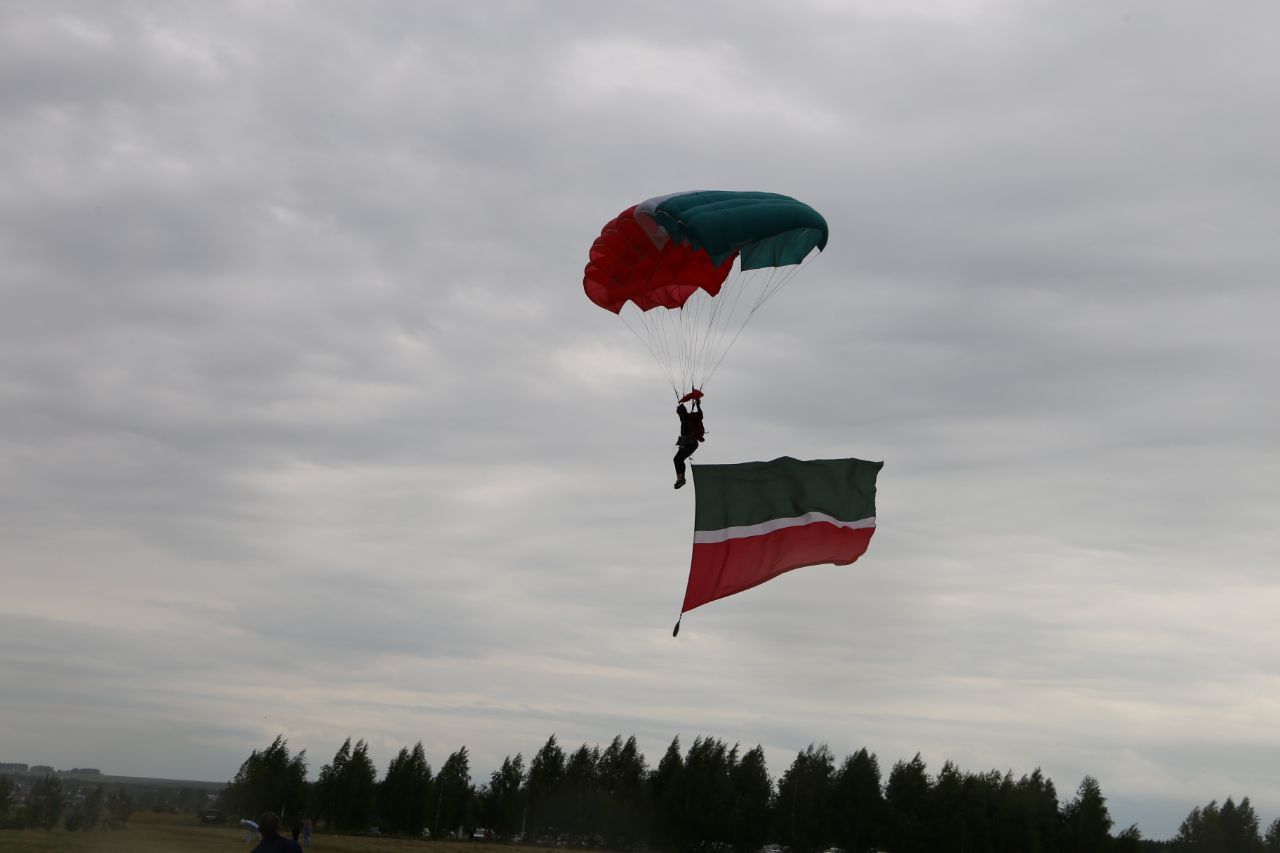 В Алексеевском на Майдан приземлились парашютисты