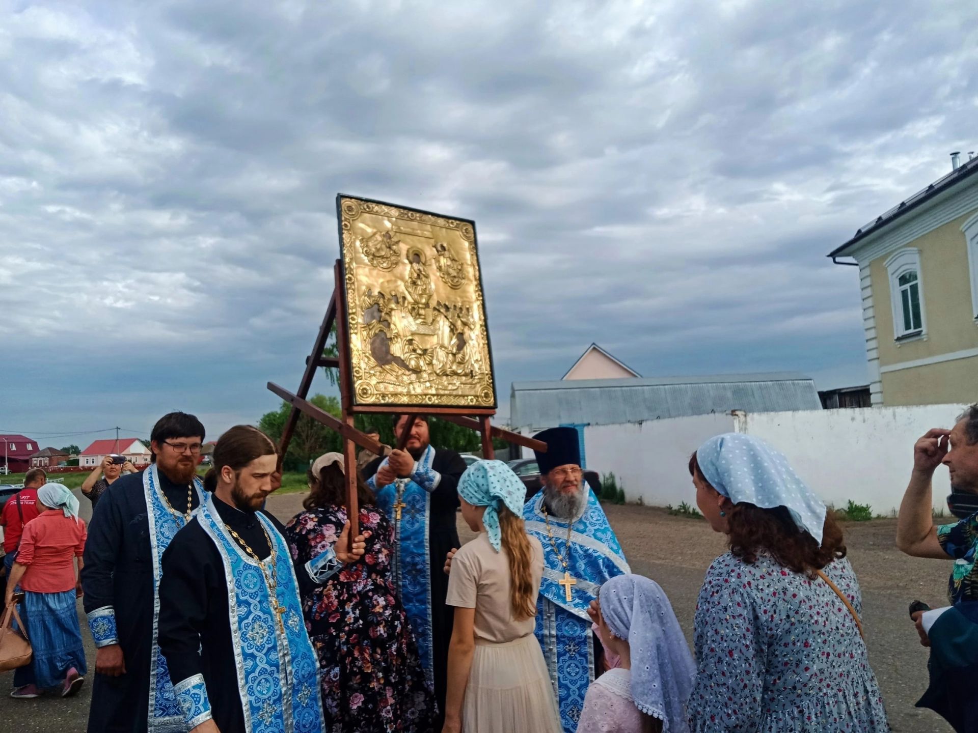 В Алексеевском верующие три дня шли к месту обретения иконы Божией Матери «Живоносный источник»