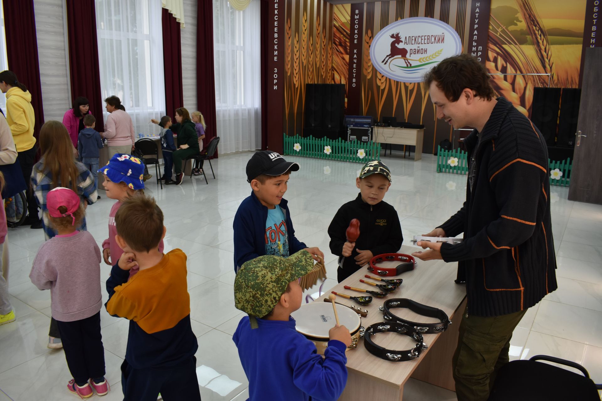 Алексеевские дети с ограниченными возможностями здоровья пели, лепили из глины и играли на музыкальных инструментах