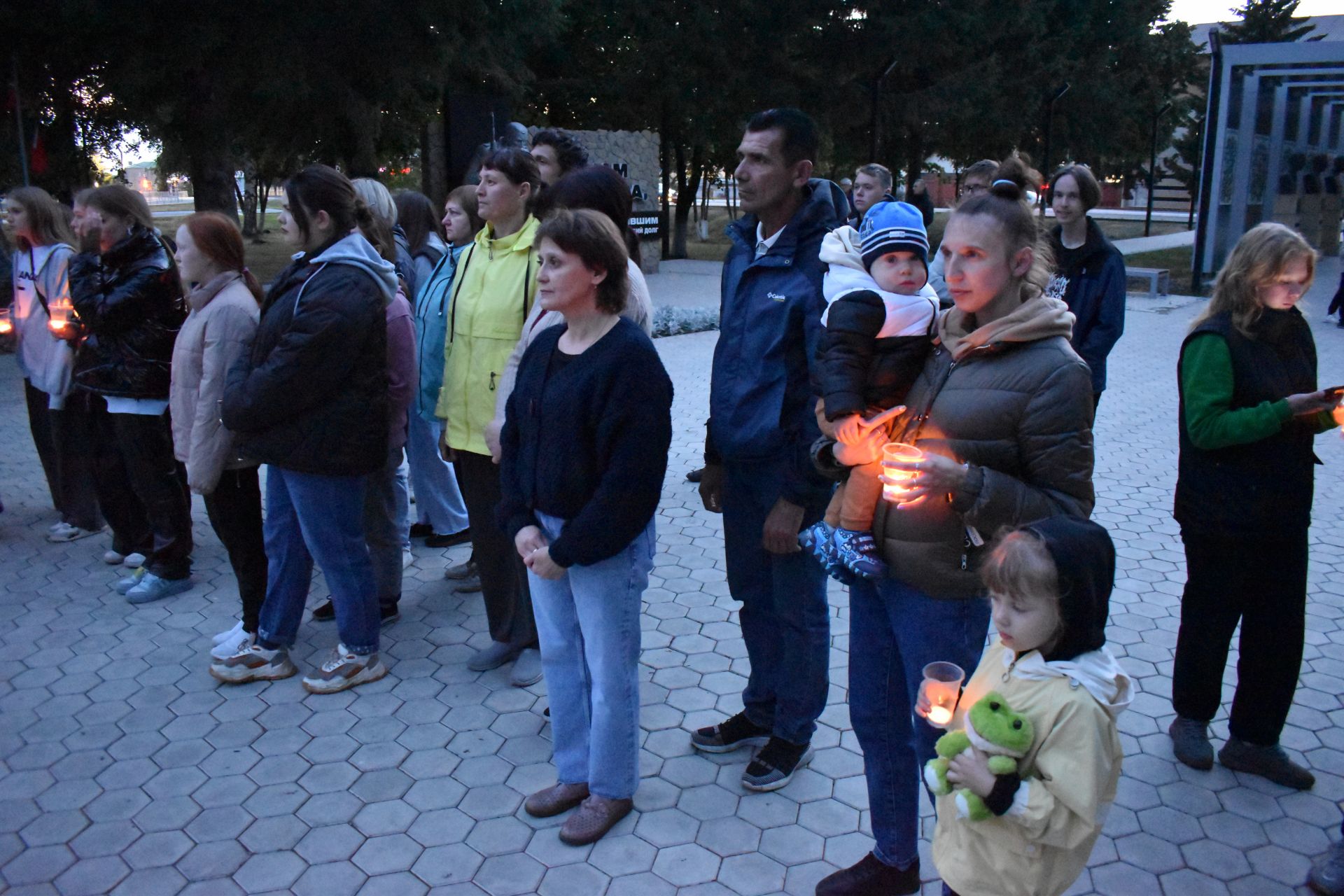 В память о погибших в годы Великой Отечественной войны алексеевцы зажгли десятки свечей