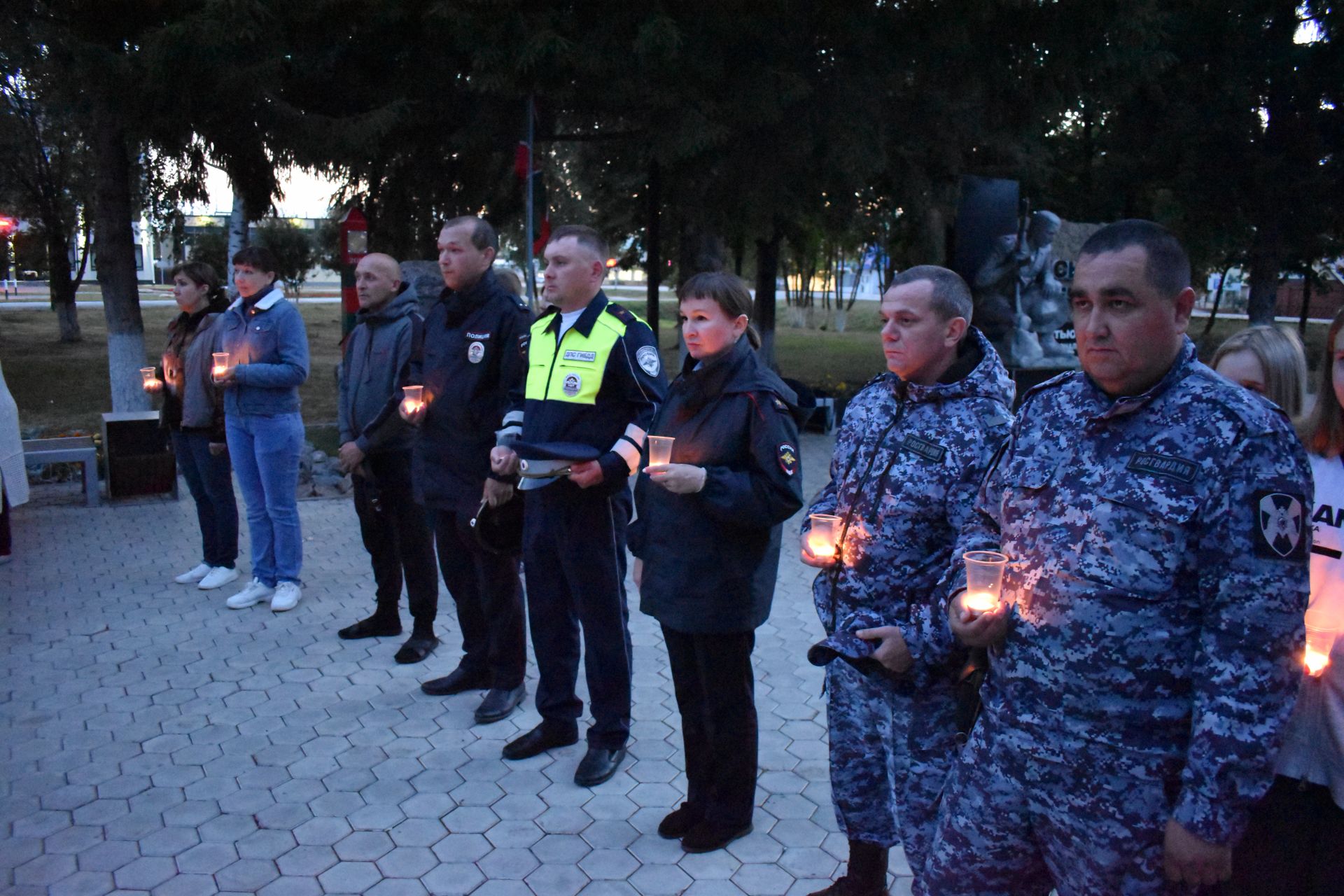 В память о погибших в годы Великой Отечественной войны алексеевцы зажгли десятки свечей