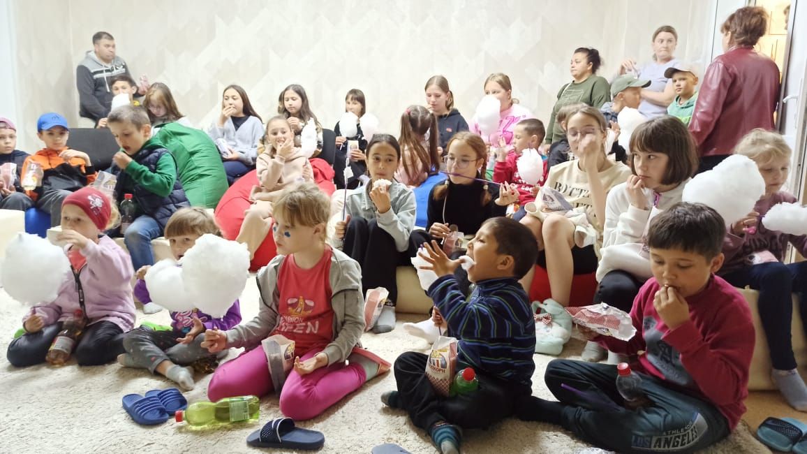 В Алексеевском сотрудники кинотеатра «Кама» показали воспитанникам приюта «Забота» детский фильм