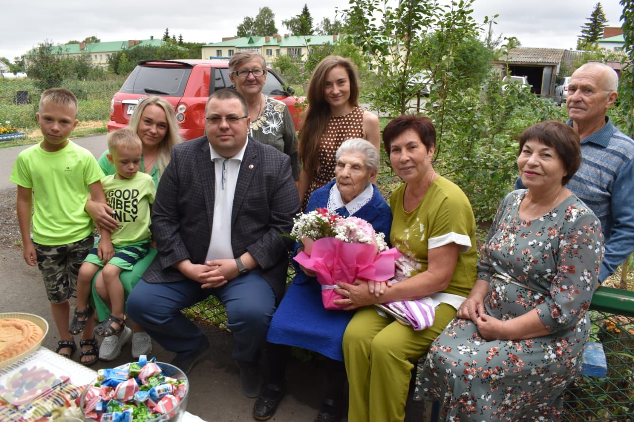 Глава Алексеевского района поздравил со столетним юбилеем ветерана педагогического труда