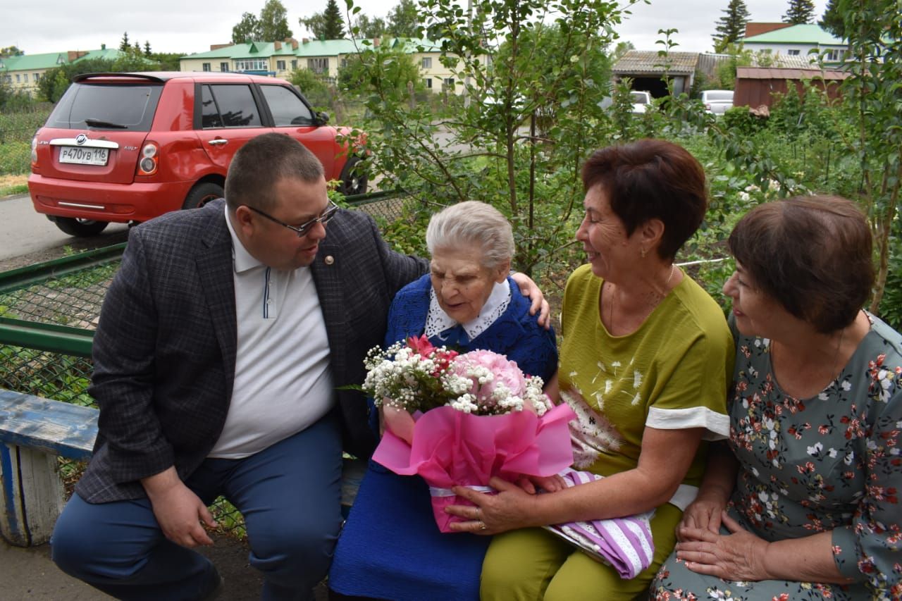 Глава Алексеевского района поздравил со столетним юбилеем ветерана педагогического труда