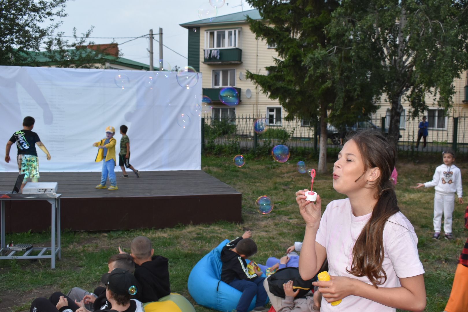 В парке Треугольник прошёл праздник с мастер-классами и фильмом под открытым небом