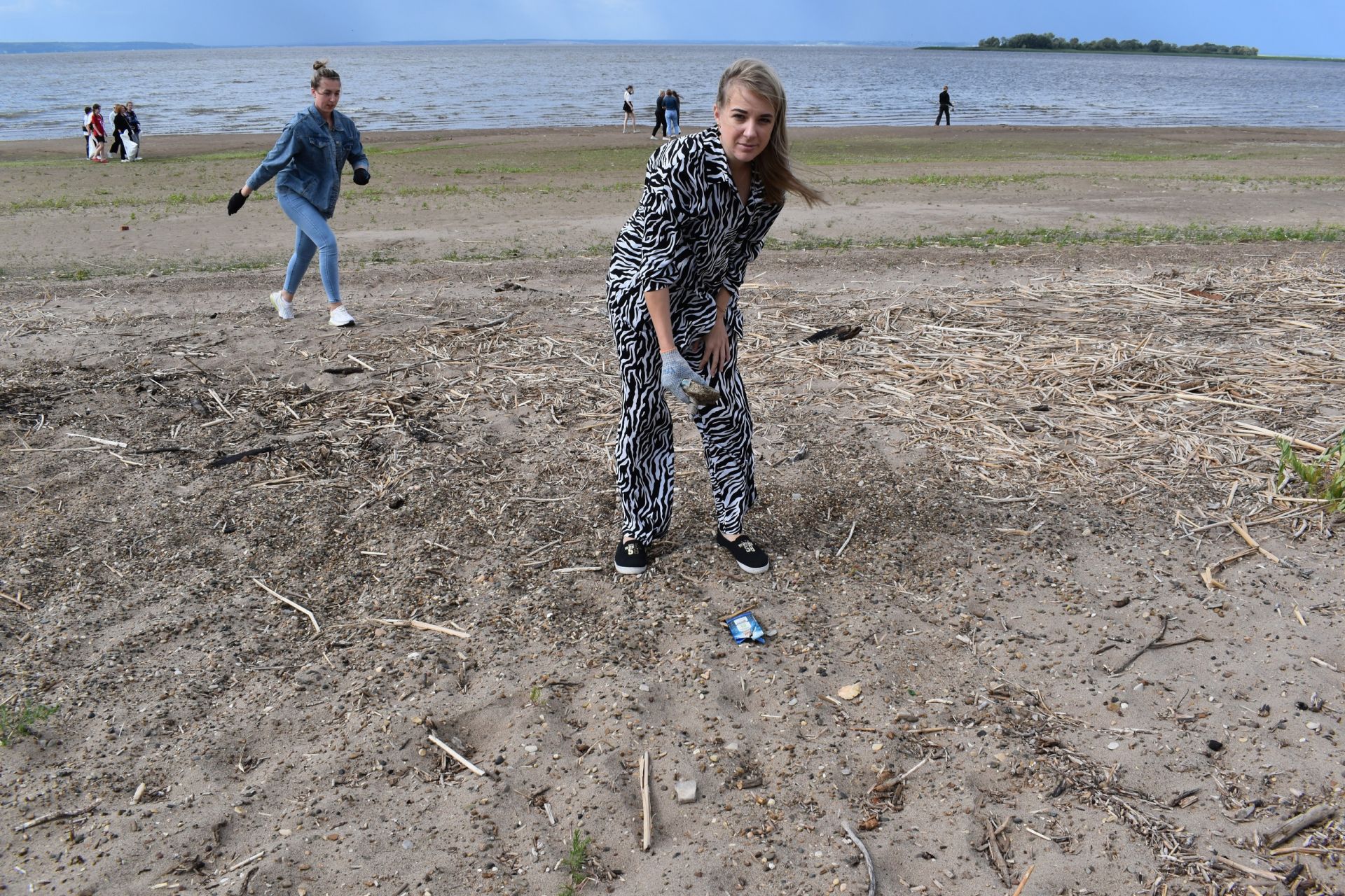 Алексеевские активисты очистили территорию пляжа