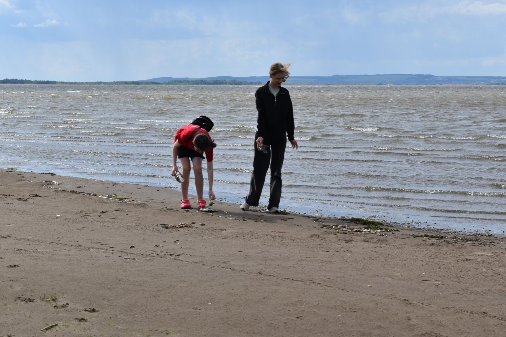 Алексеевские активисты очистили территорию пляжа