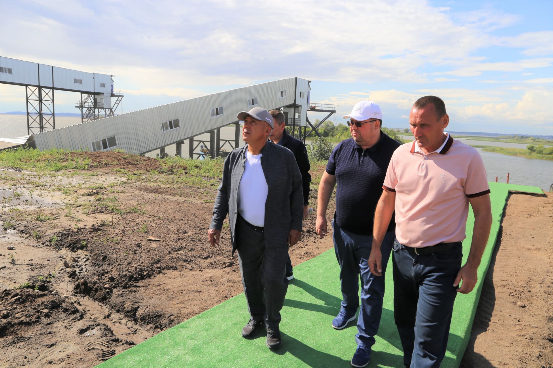 Раис Татарстана посетил новый зерновой терминал в Алексеевском районе