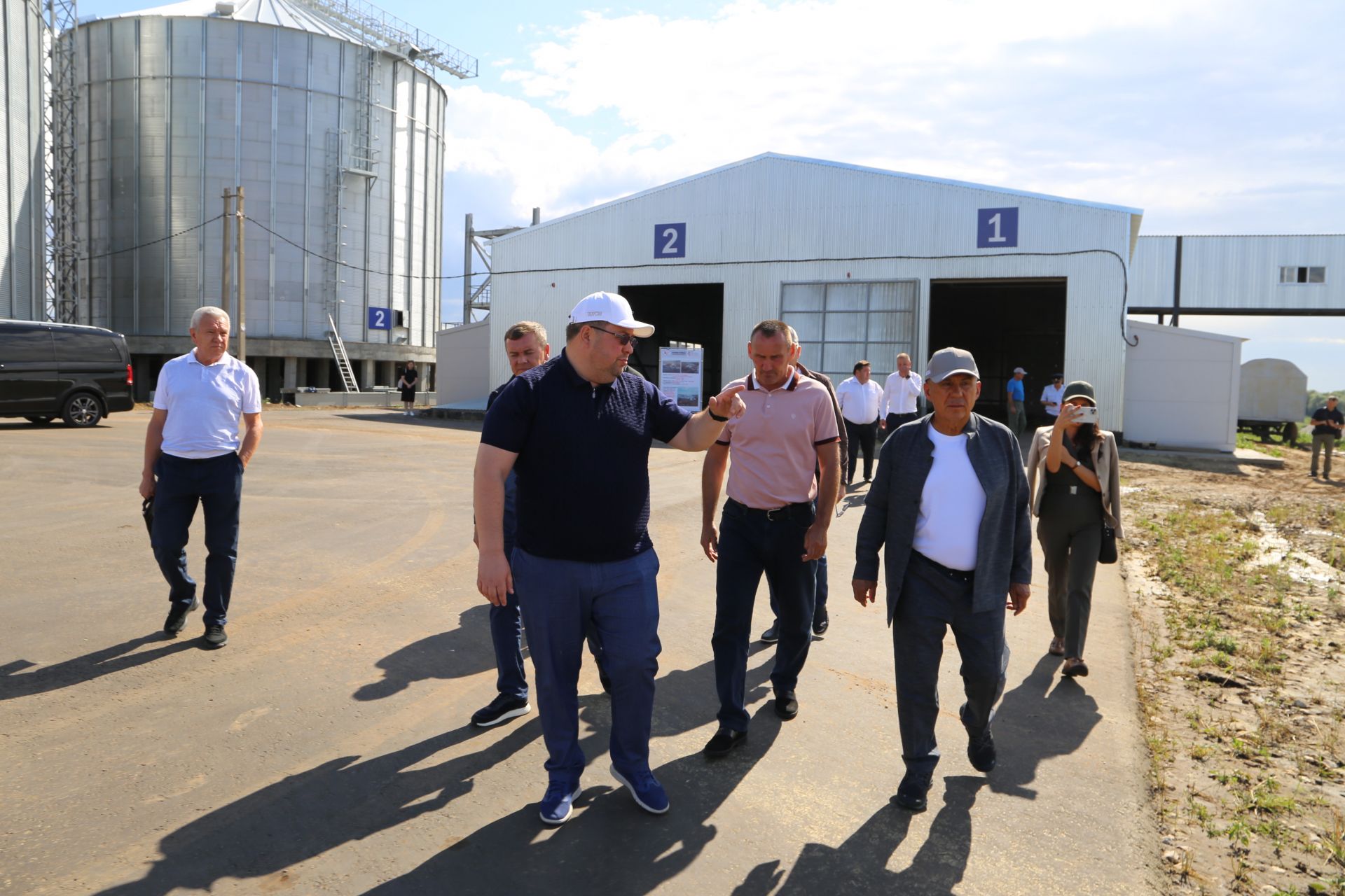 Раис Татарстана посетил новый зерновой терминал в Алексеевском районе