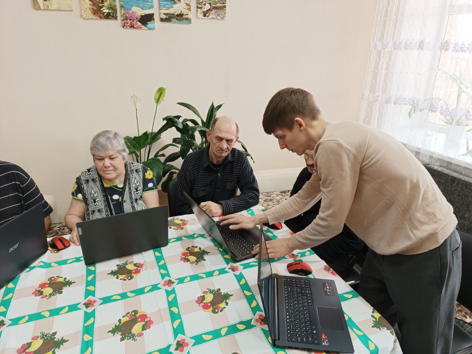 Подопечные дома-интерната в Больших Полянках продолжают осваивать компьютерную грамотность