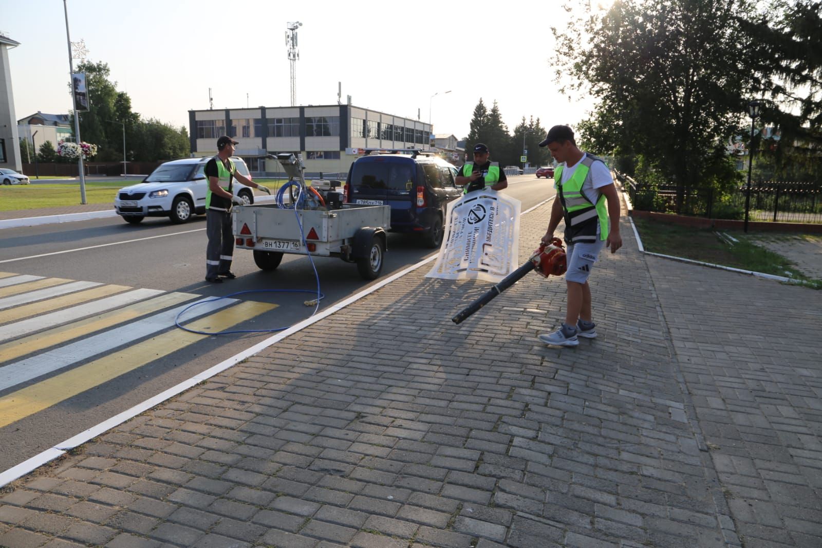 В Алексеевском ЮИДовцы, совместно с Госавтоинспекцией, нанесли предупреждающие надписи перед пешеходными переходами