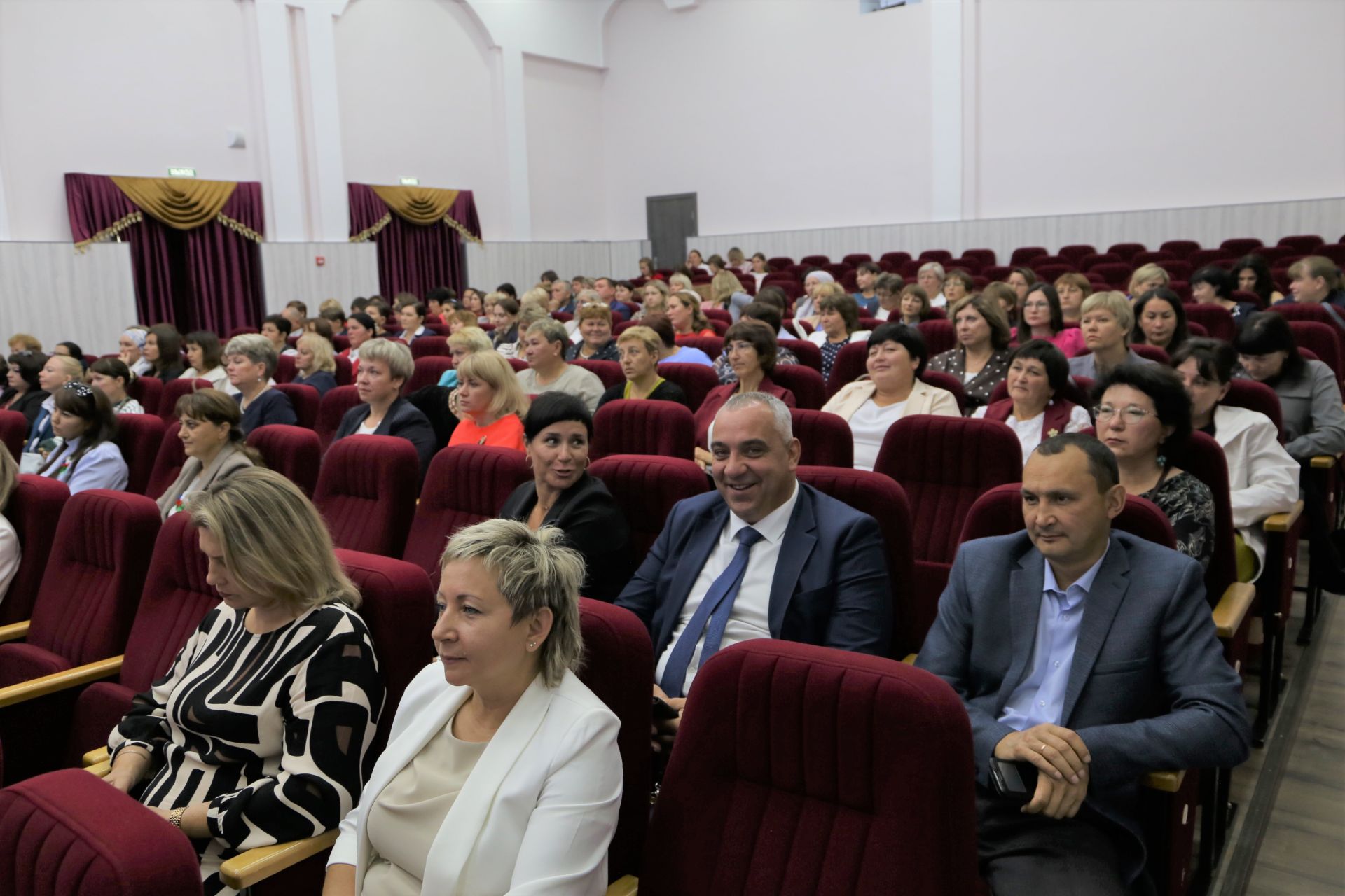 Педагогам Алексеевского района вручили награды и новые ноутбуки