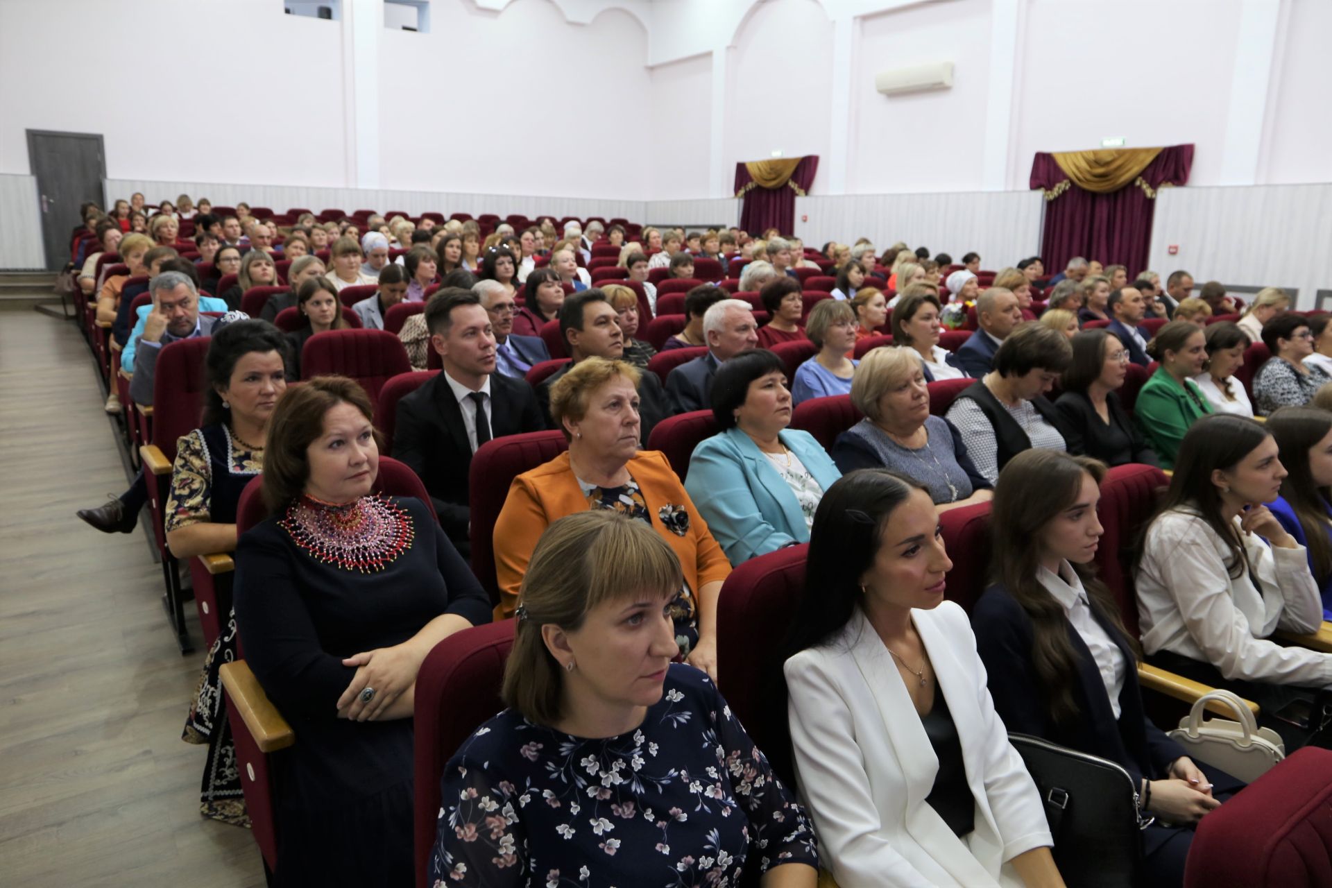 Педагогам Алексеевского района вручили награды и новые ноутбуки
