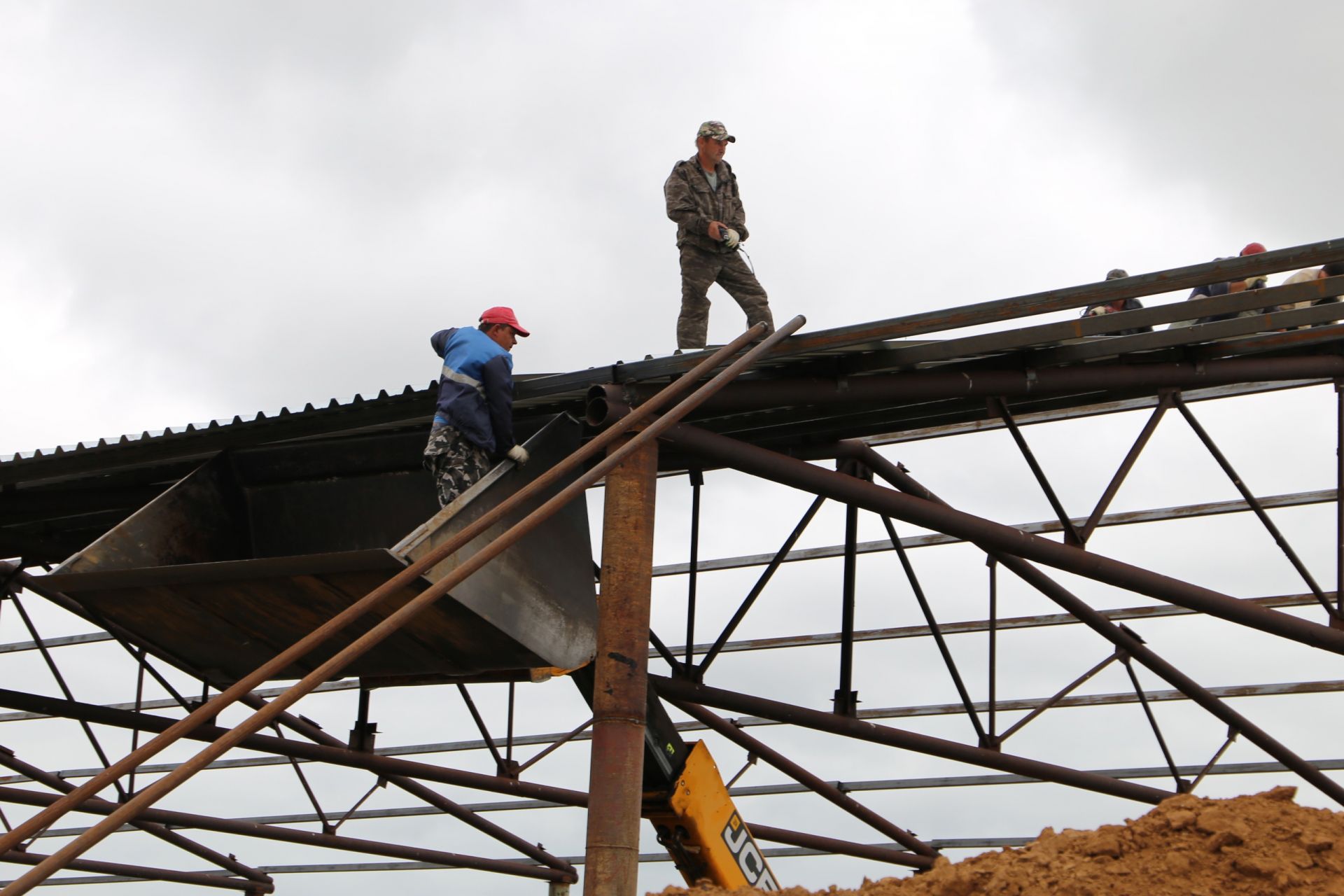 В Средних Тиганах ведутся масштабные строительные работы по возведению новых корпусов для содержания КРС