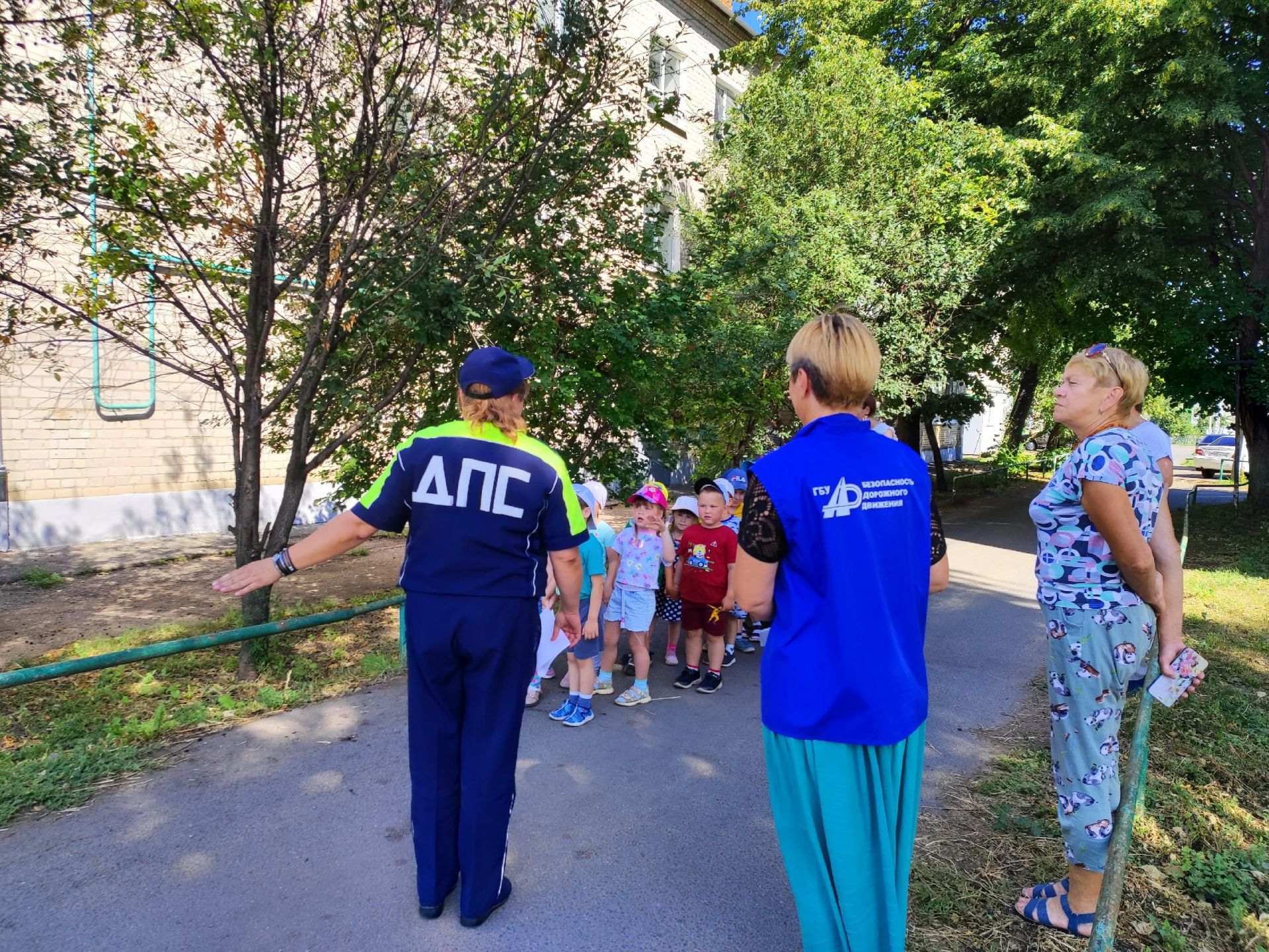 Алексеевских дошкольников научили переходить дорогу