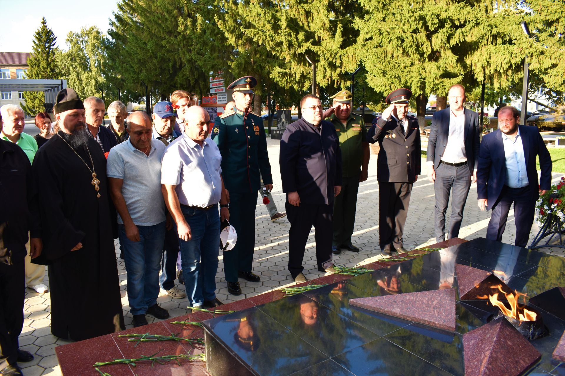 Герой России Расим Баксиков в Алексеевском почтил память павших в годы Великой Отечественной войны