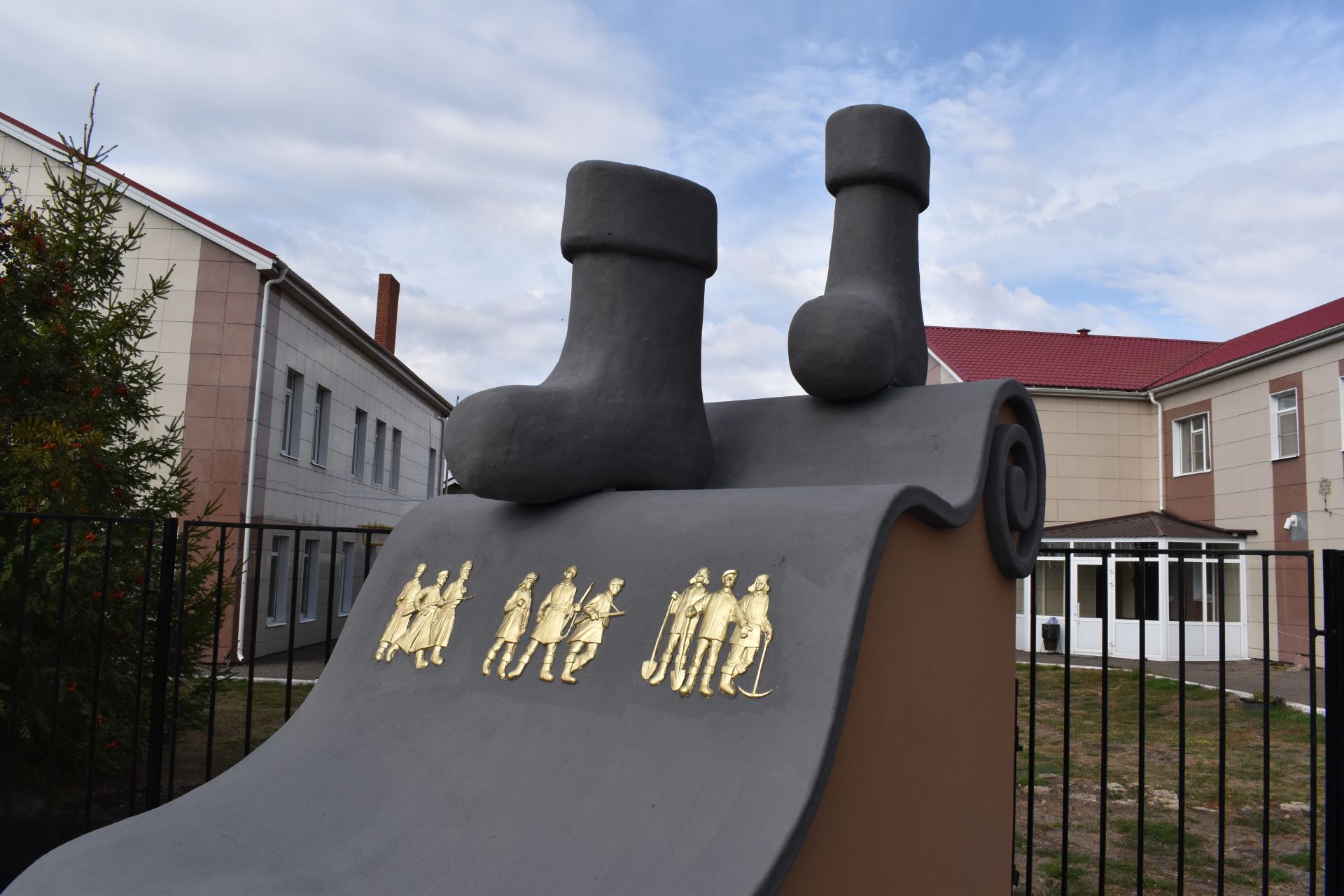 В Алексеевском появился памятник валенкам