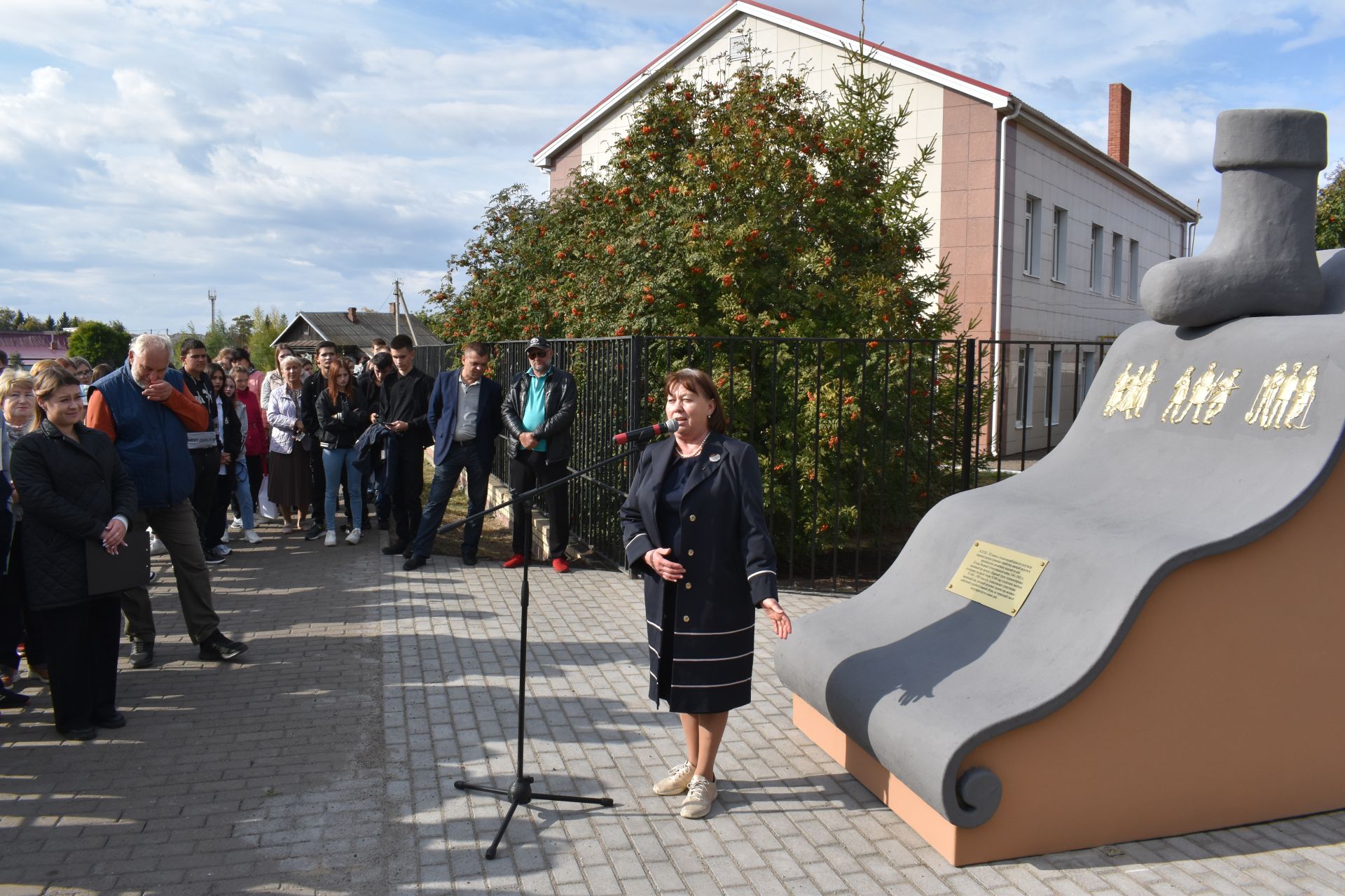 В Алексеевском появился памятник валенкам