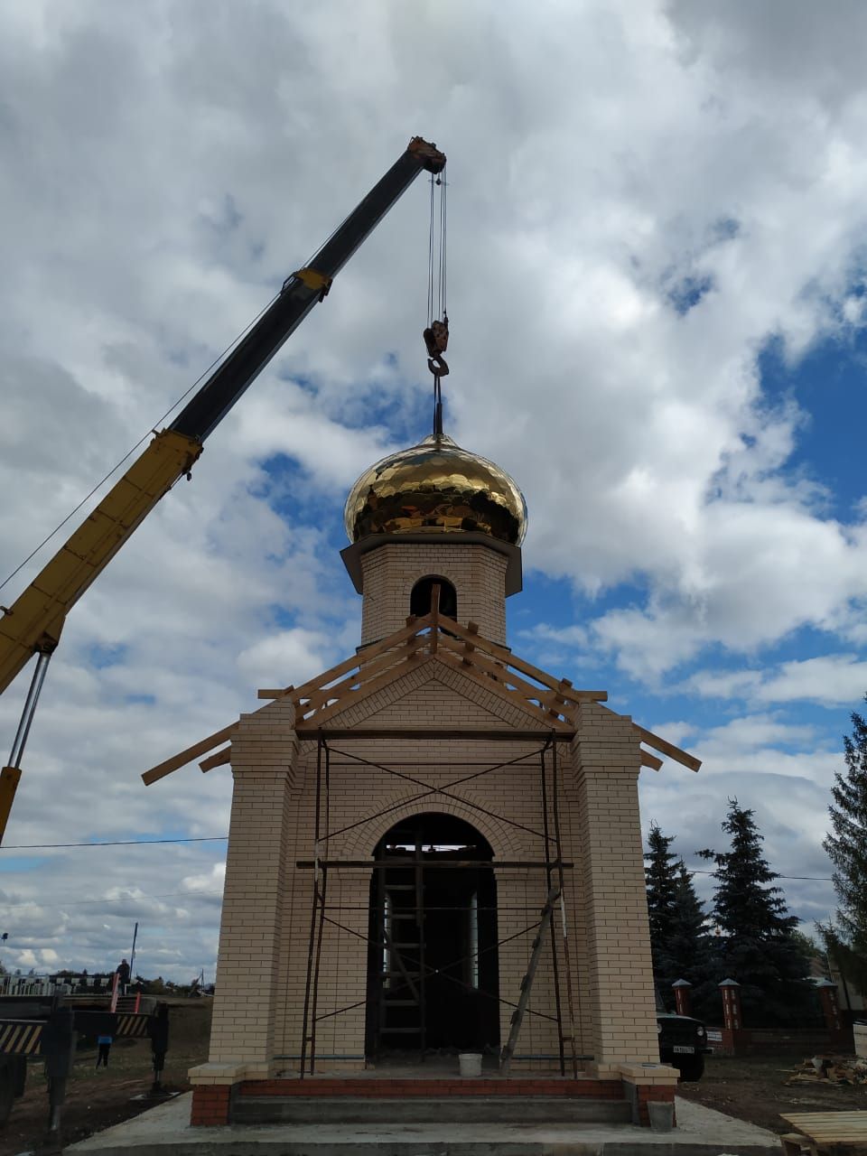 На строящейся часовне в Билярске установили купол и крест