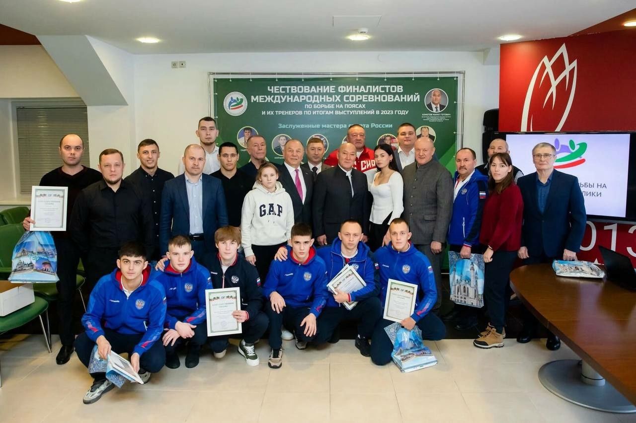 Алексеевских спортсменов наградил президент Федерации спортивной борьбы на поясах РТ Марат Ахметов
