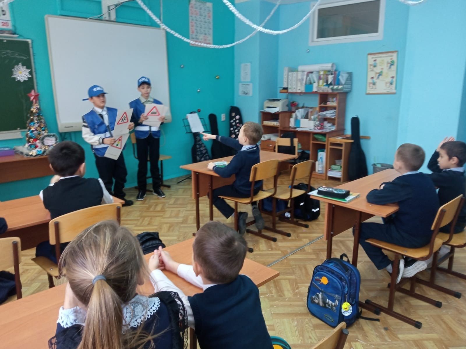 Первоклассникам Мокрокурналинской школы напомнили правила дорожного движения