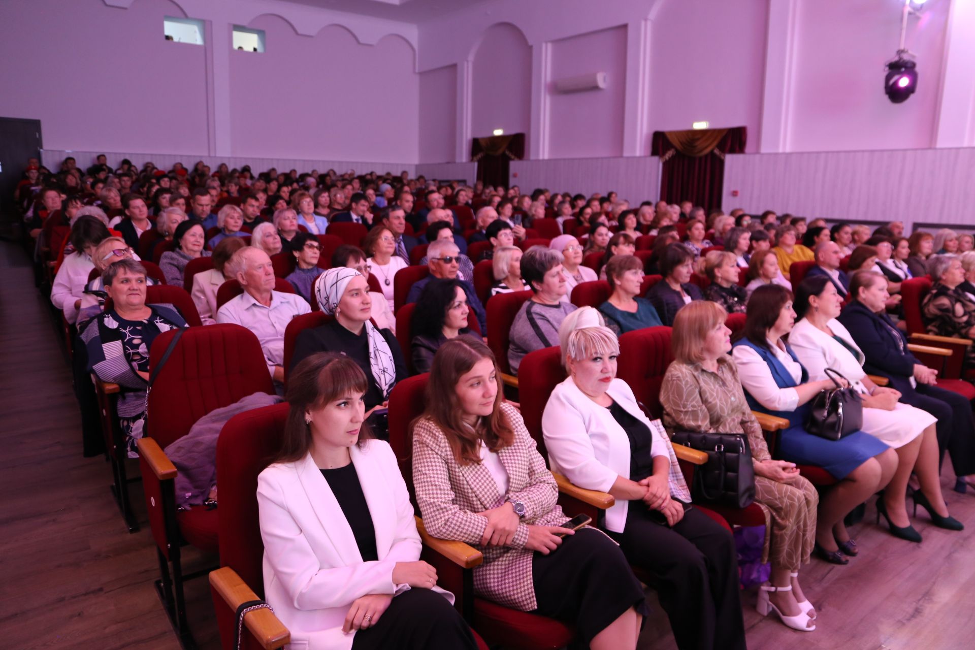 Концерт ко Дню учителя в Алексеевском: слова благодарности и яркие выступления