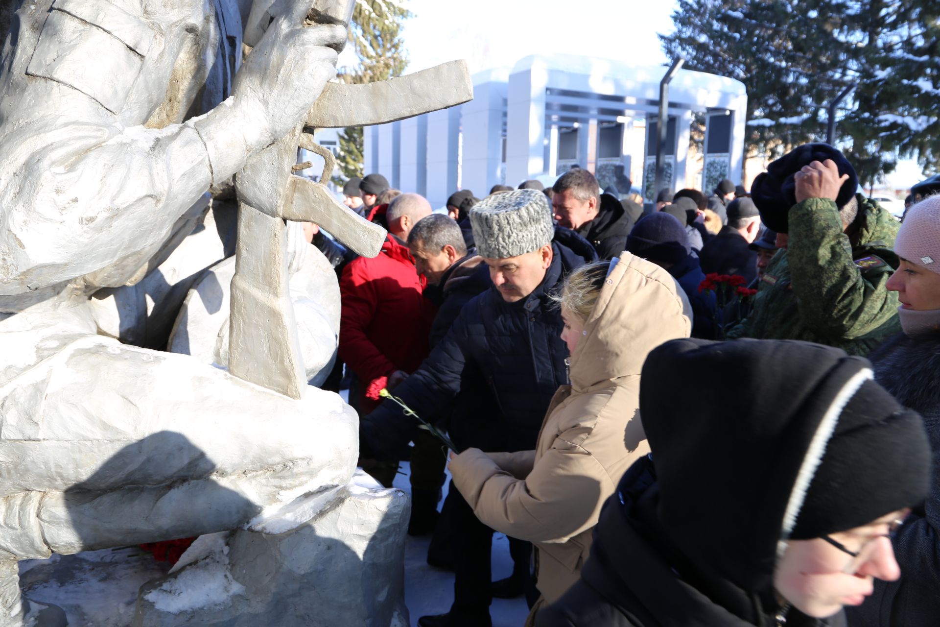 В парке Победы прошел памятный митинг, посвященный Дню памяти воинов, исполнявших служебный долг за пределами Отечества