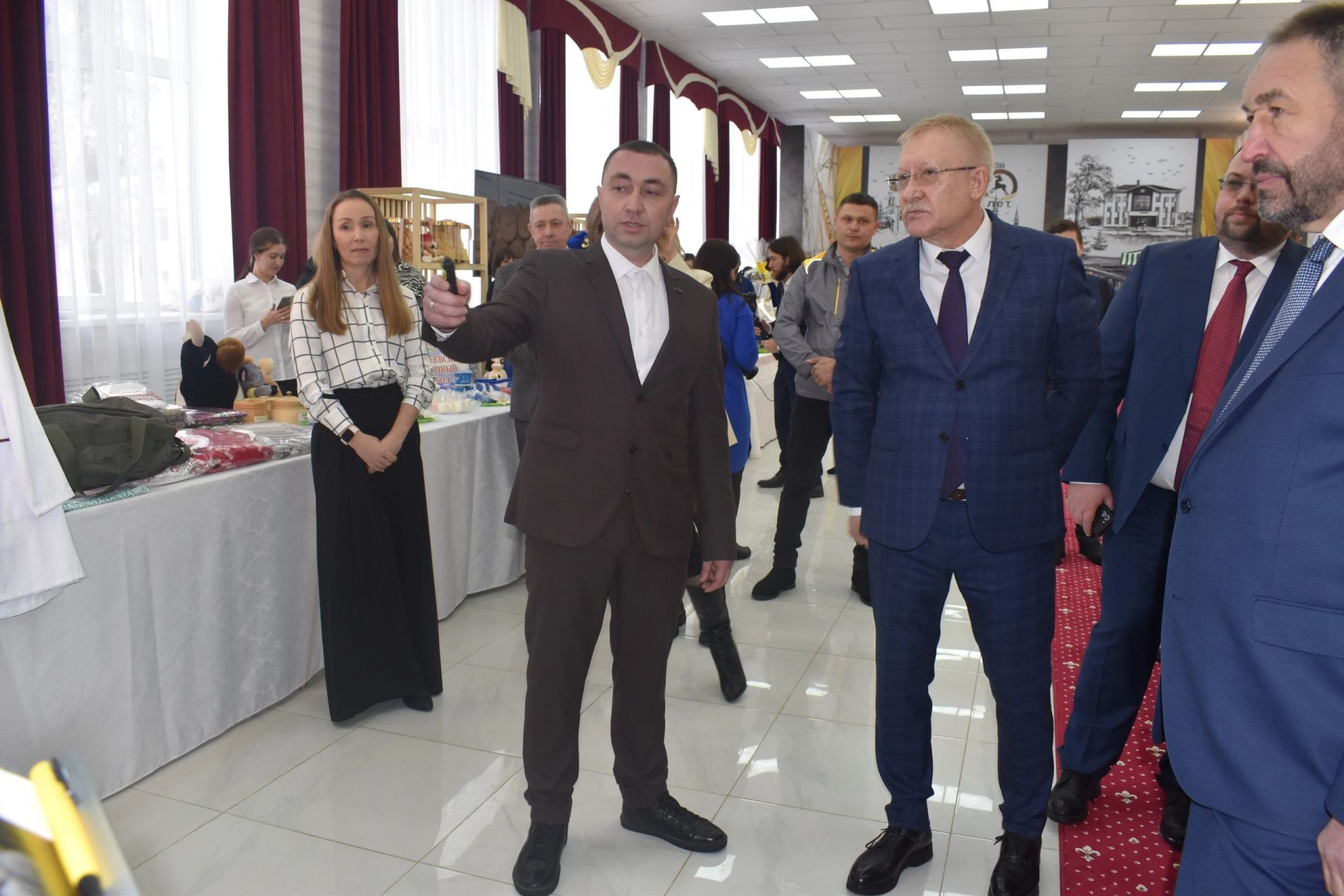 Алексей Песошин ознакомился с выставкой продукции производителей Алексеевского района