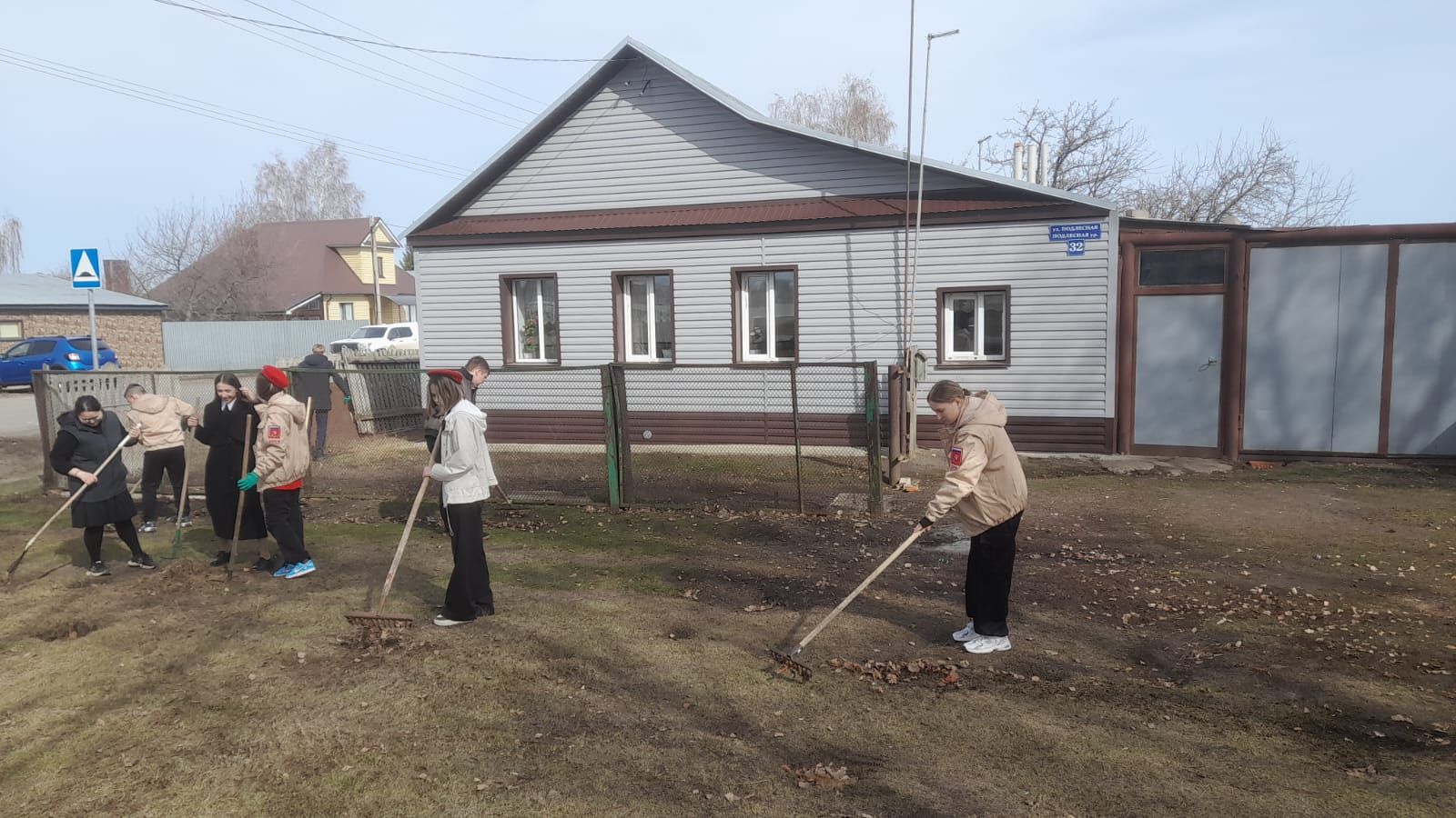 Школьники помогли убрать двор пожилой семье