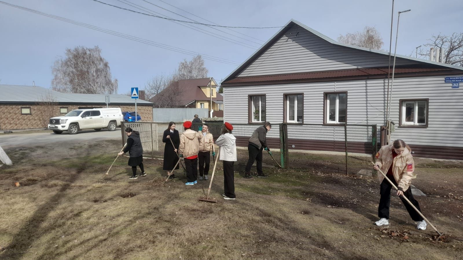 Школьники помогли убрать двор пожилой семье
