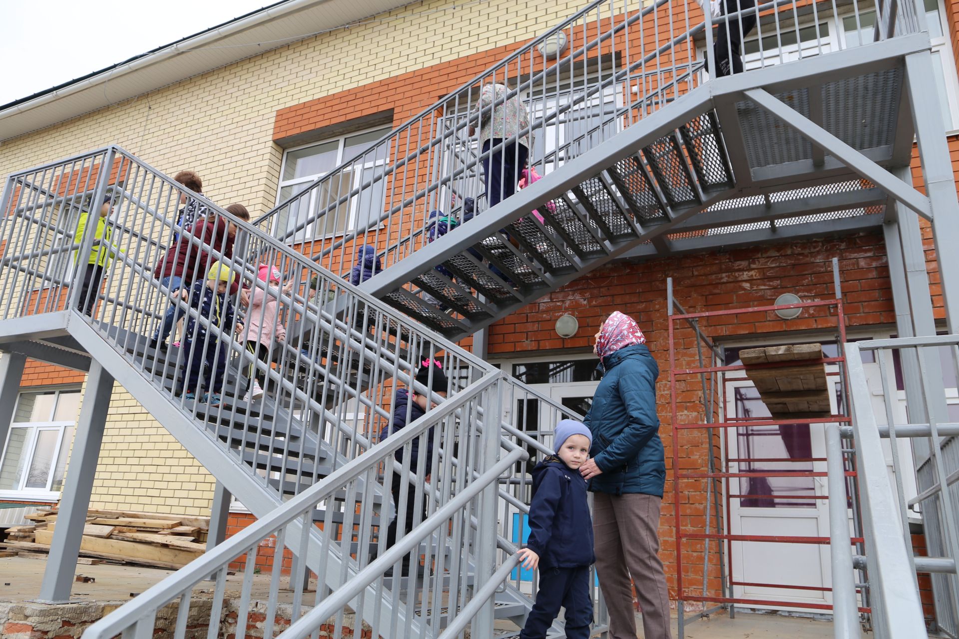 Учебные тренировки по эвакуации прошли в дошкольных учреждениях района
