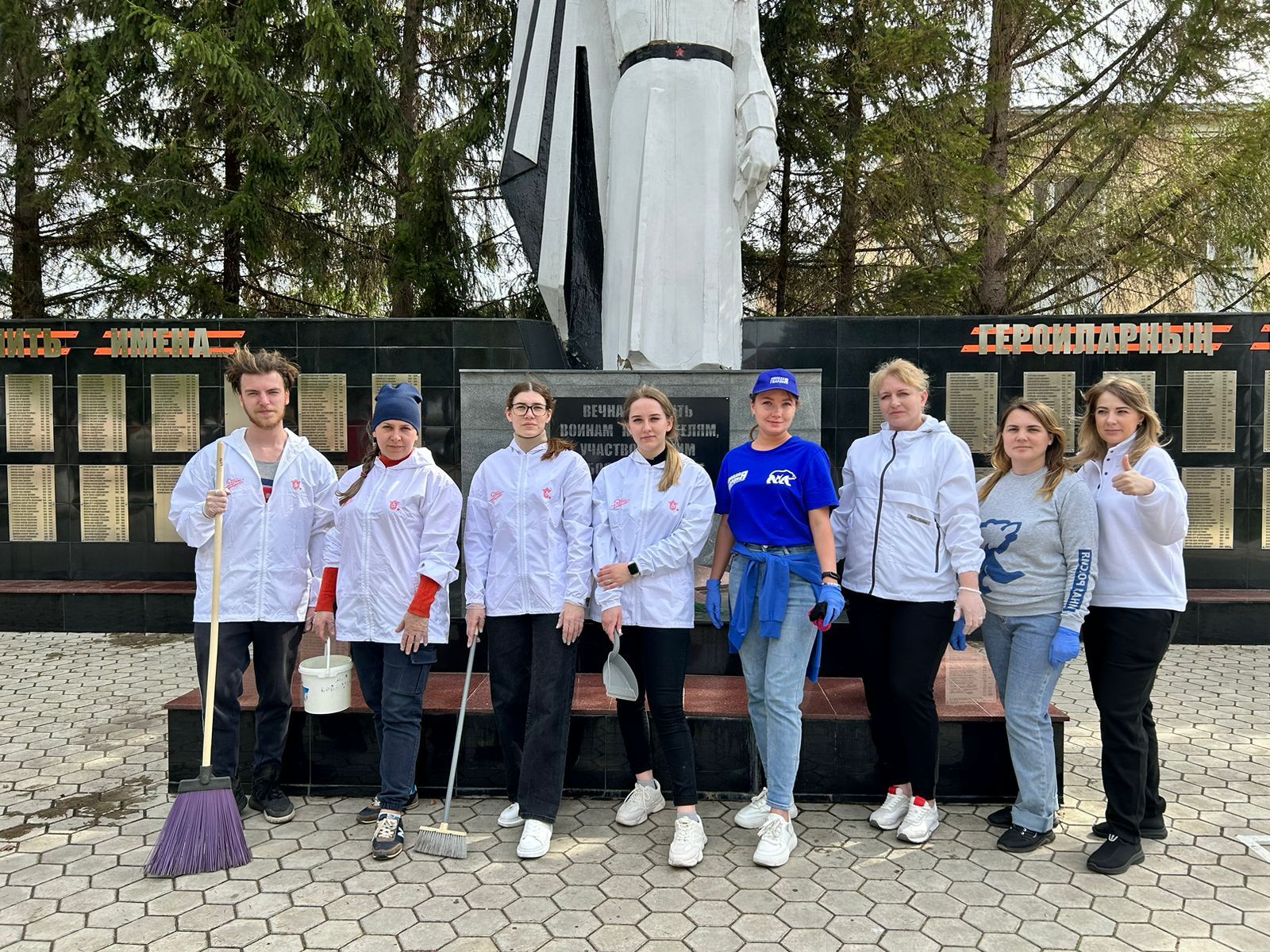 В Алексеевском активисты Партии «ЕДИНАЯ РОССИЯ» навели порядок у памятника Неизвестному солдату в парке Победы