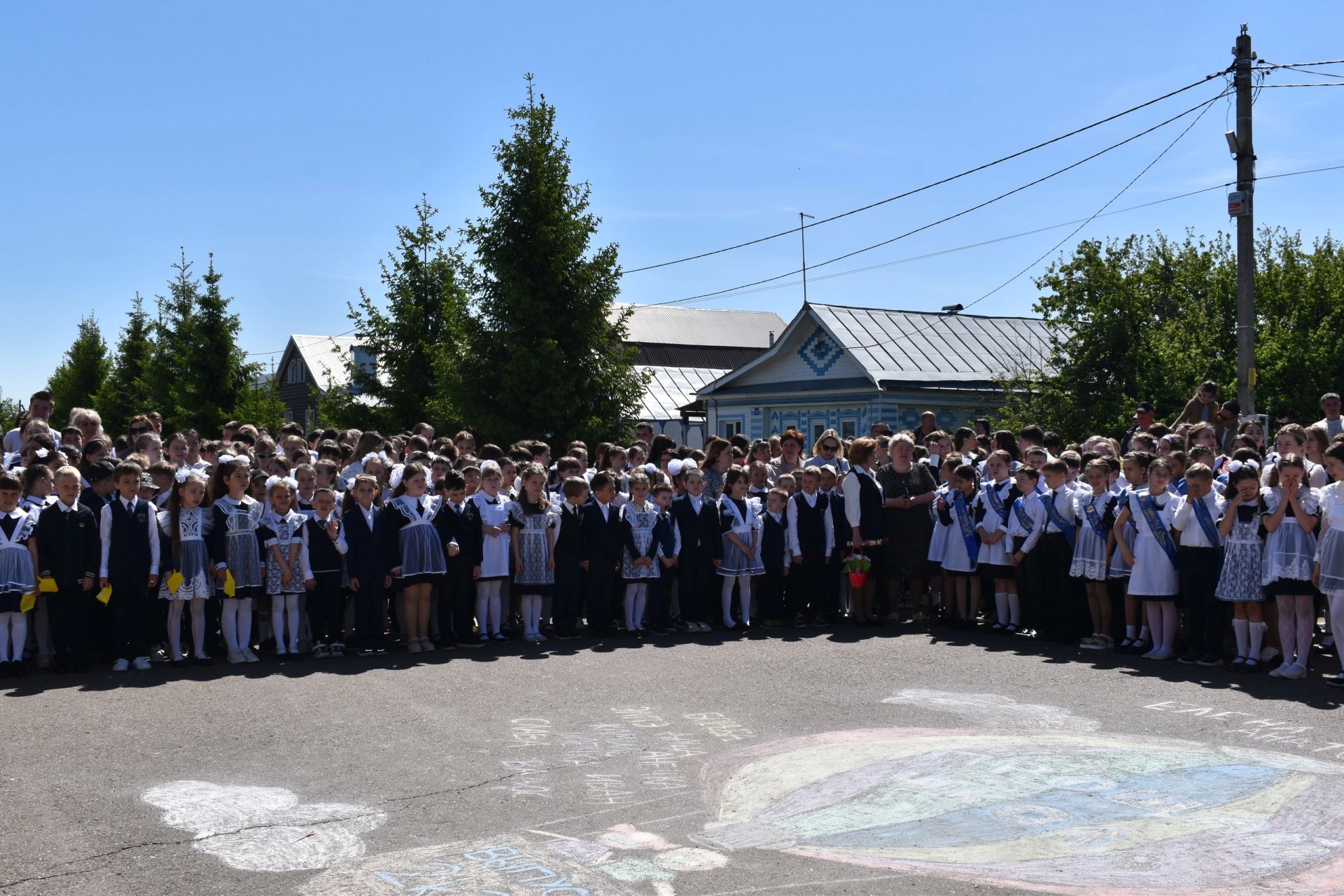 В школах района прозвенели последние звонки