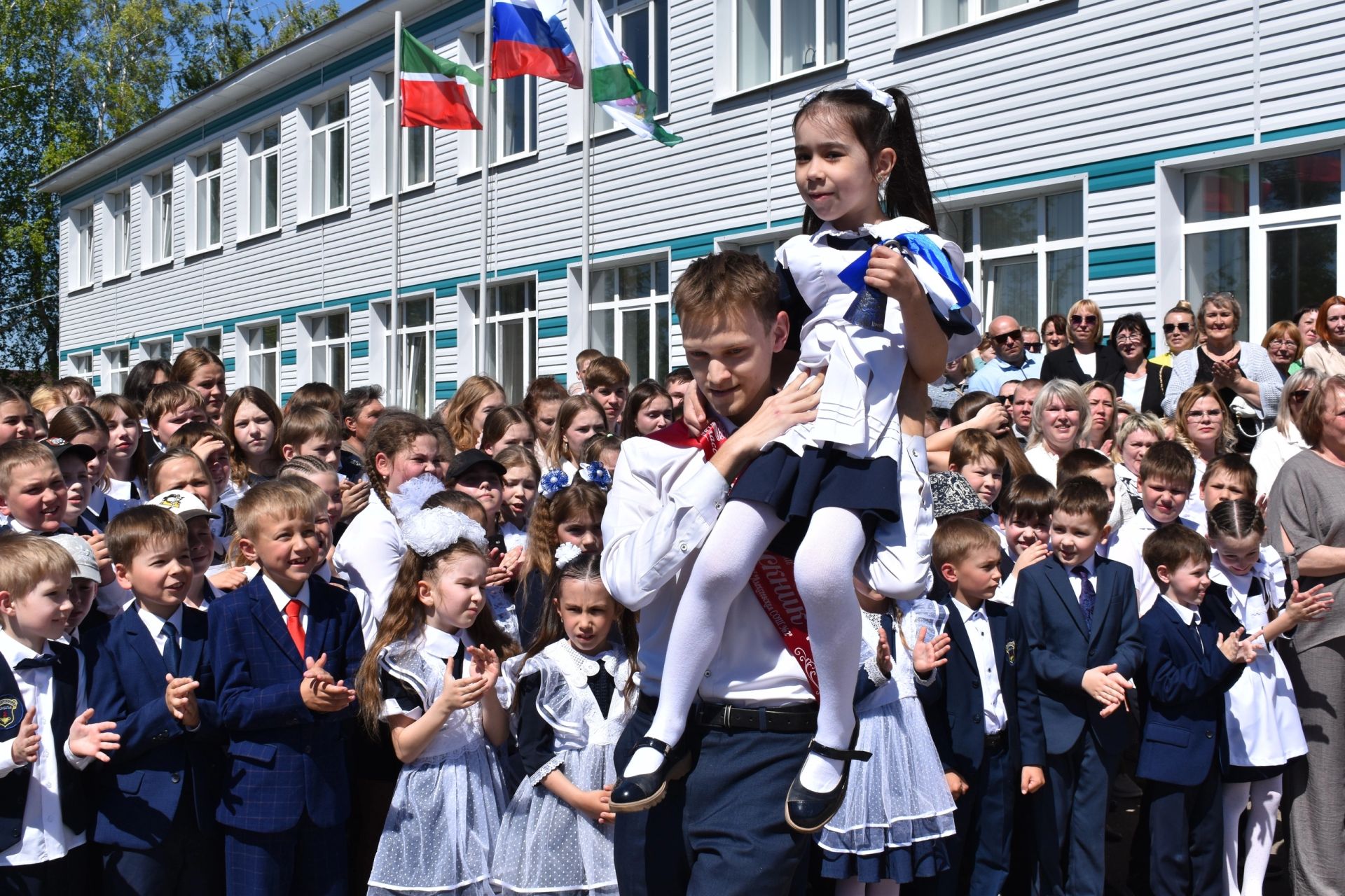 В школах района прозвенели последние звонки