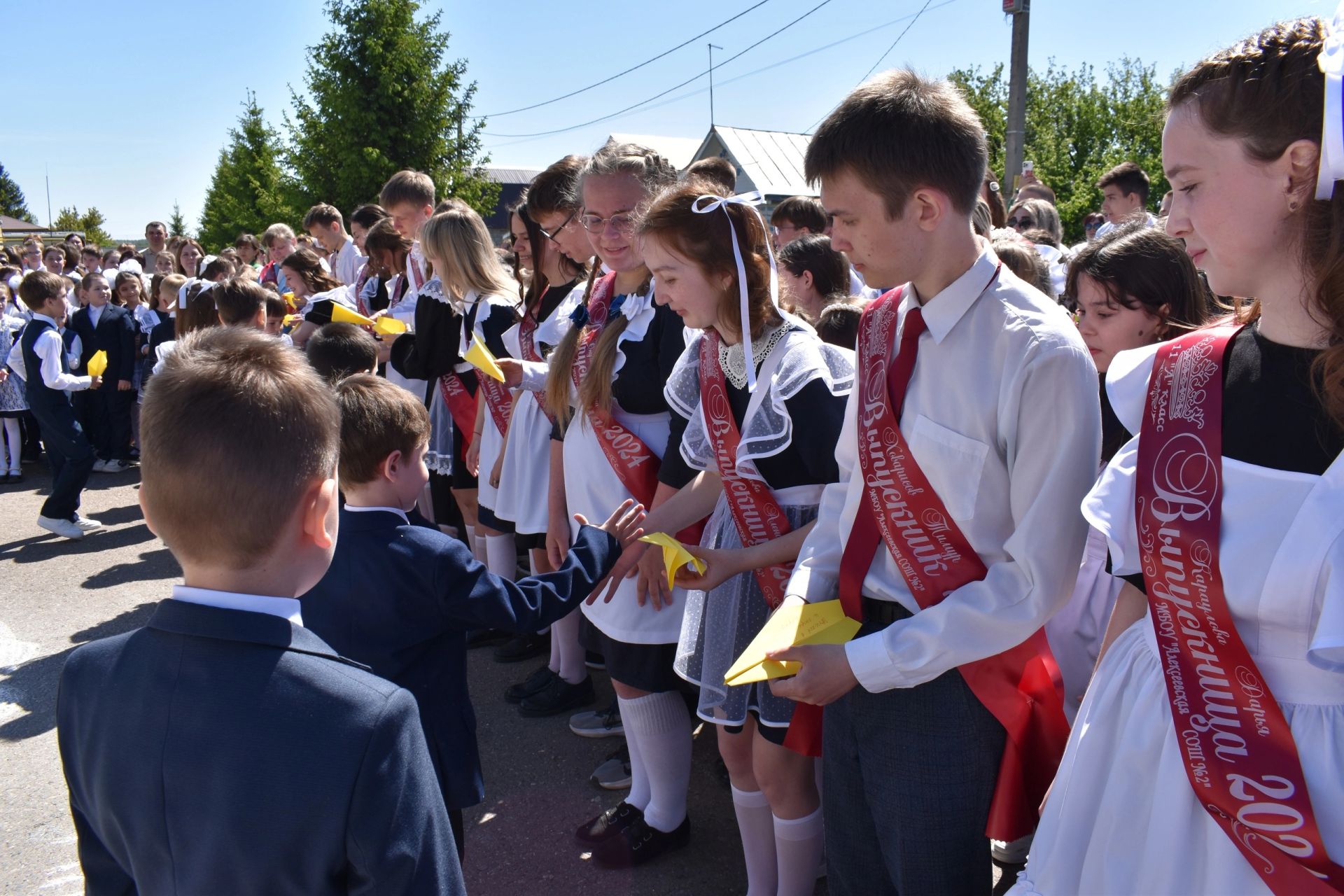 В школах района прозвенели последние звонки