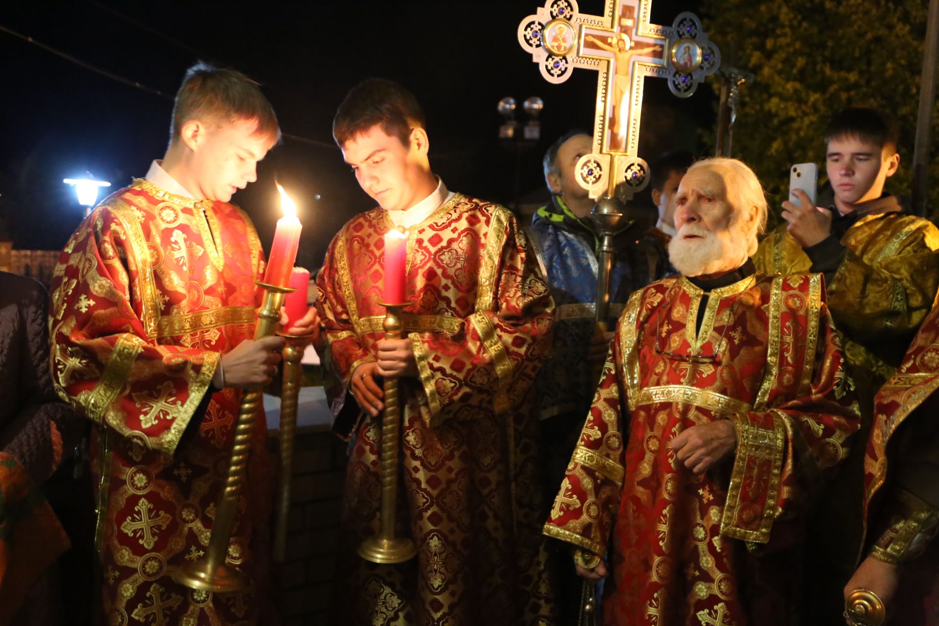 В храме Воскресения Христова прошли пасхальная служба и крестный ход