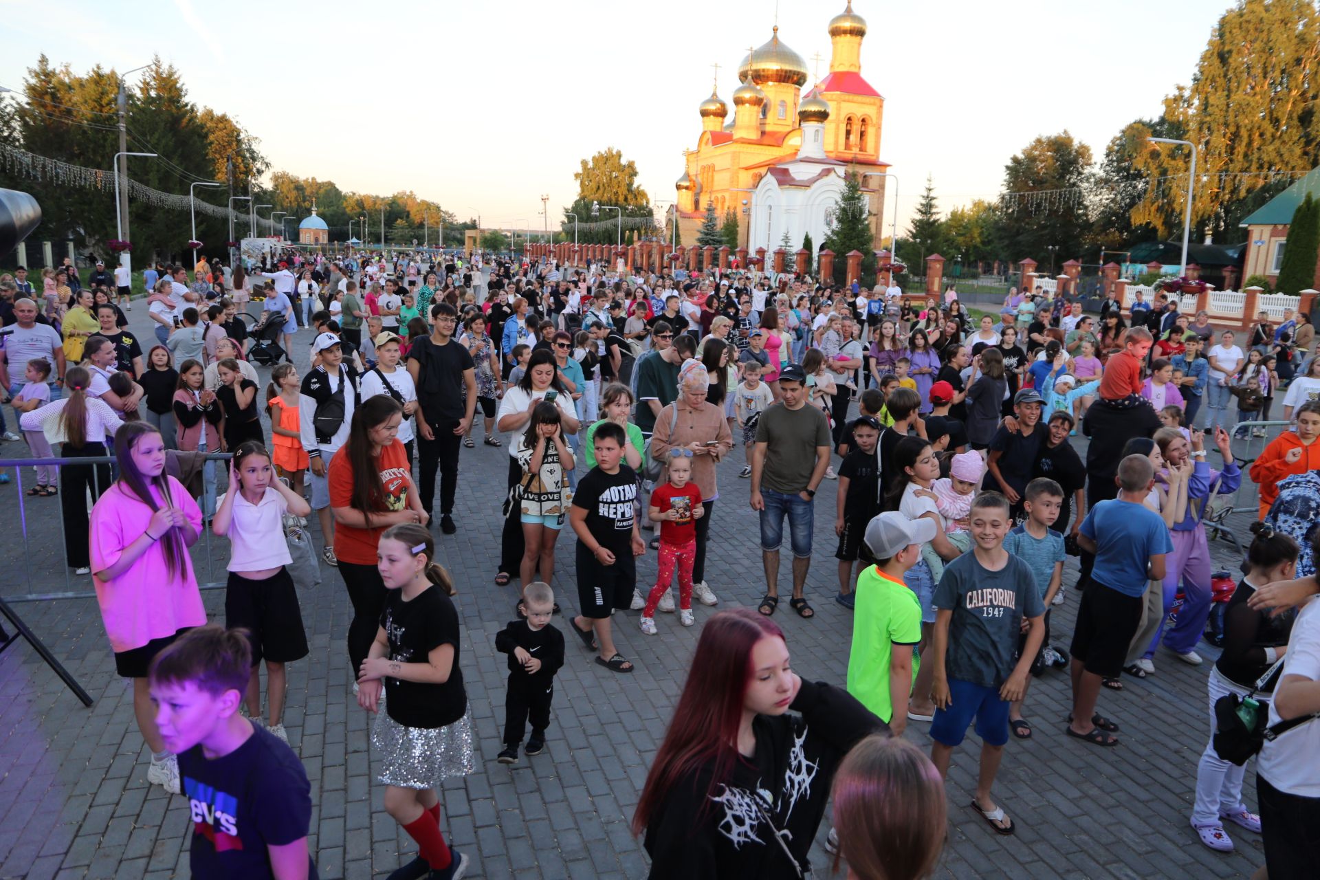 Пенная вечеринка и дискотека зажгли День молодежи в Алексеевском