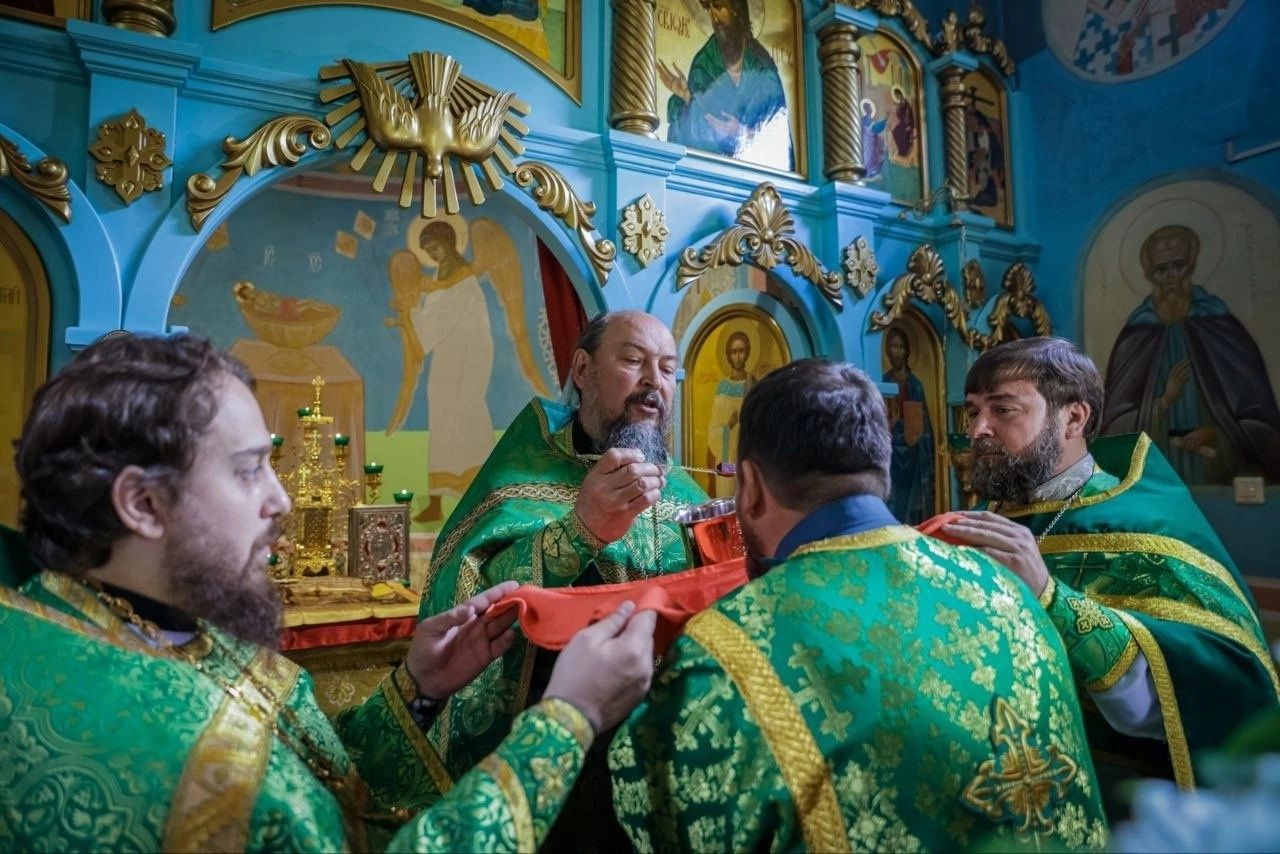 Протоиерей Павел Чурашов возглавил Литургию, совершенную на разных языках