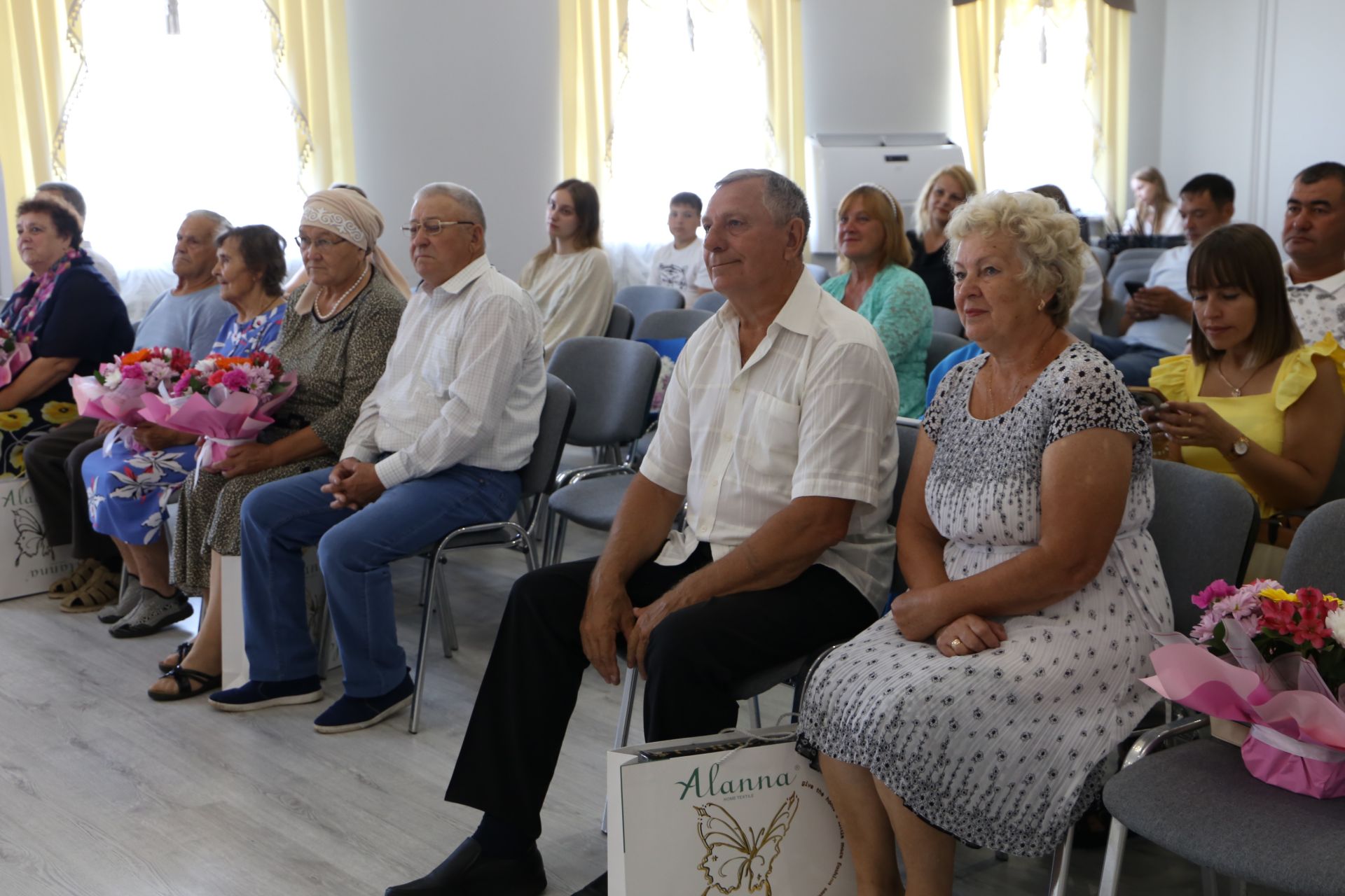 В День семьи, любви и верности в Алексеевском чествовали юбилейные семейные пары