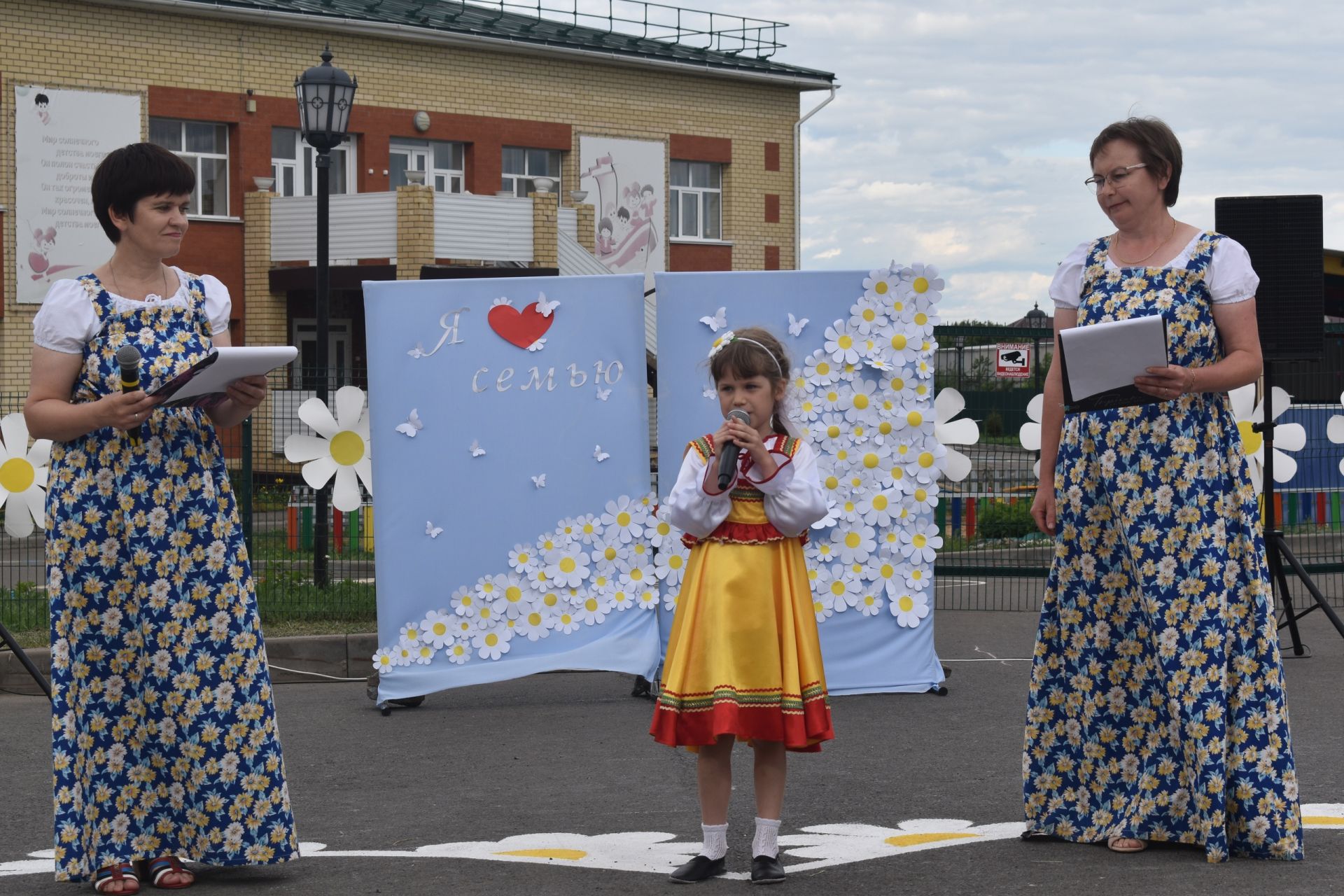 В микрорайоне Просторный отметили День семьи, любви и верности