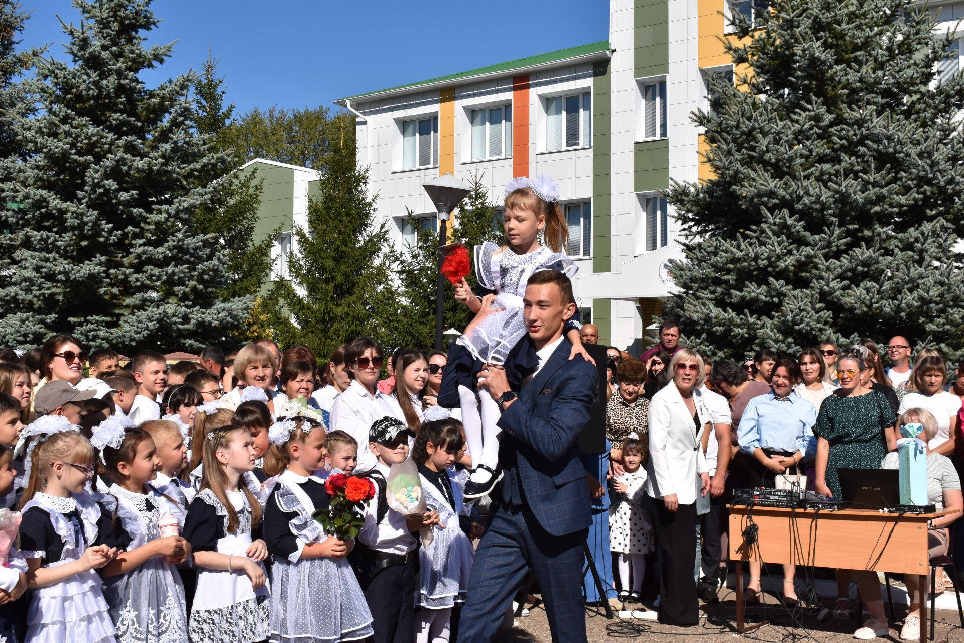 В школах района прозвенел первый звонок