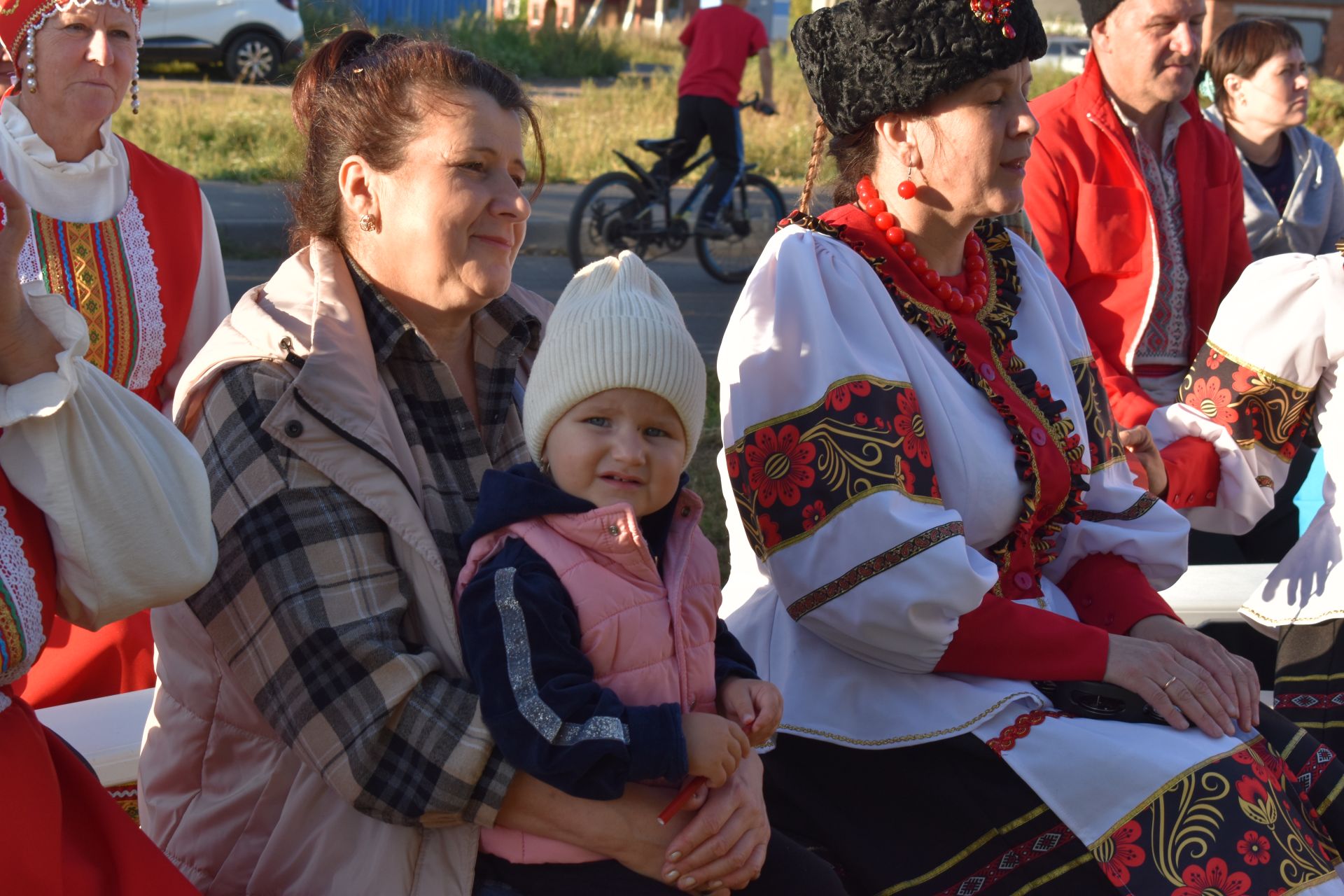 Во дворах по улице Есенина состоялся творческий праздник «Живи и пой моя Россия!»