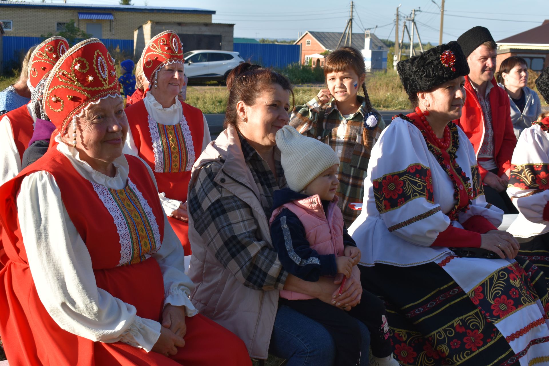 Во дворах по улице Есенина состоялся творческий праздник «Живи и пой моя Россия!»