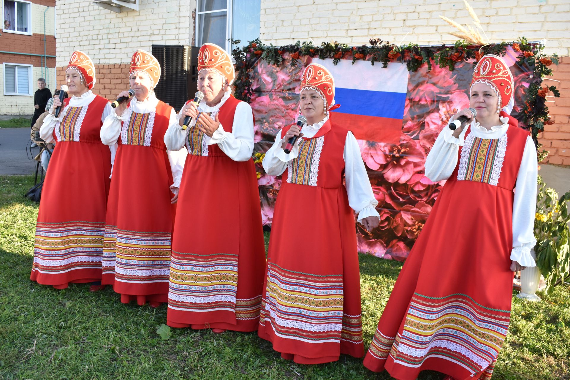 Во дворах по улице Есенина состоялся творческий праздник «Живи и пой моя Россия!»