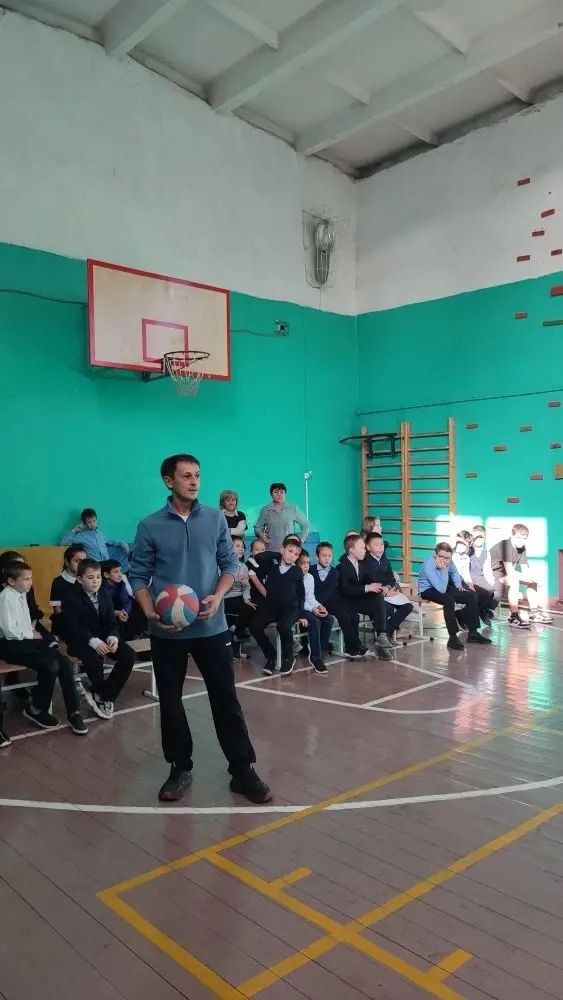 Волейбол объединил поколения в Мокрокурналинской школе