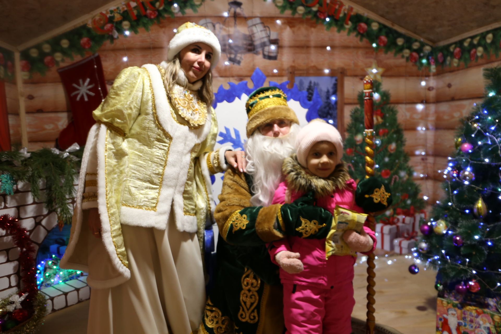 Главная ёлка Алексеевского района зажгла свои огни