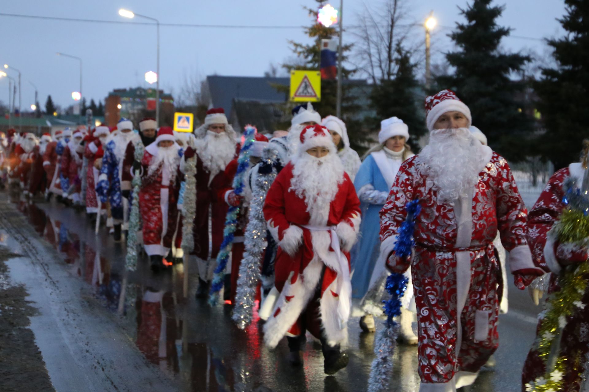 Главная ёлка Алексеевского района зажгла свои огни