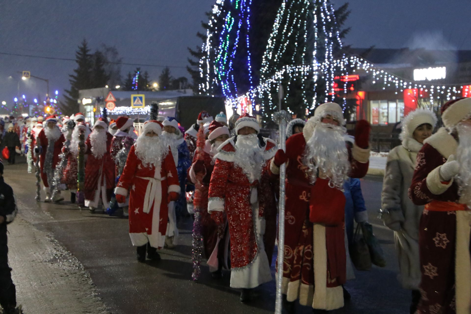 Главная ёлка Алексеевского района зажгла свои огни