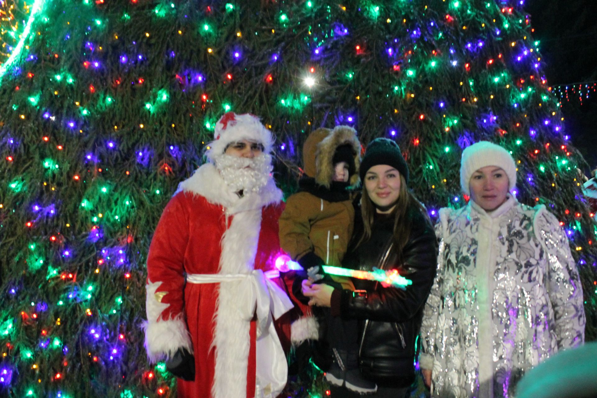 Главная ёлка Алексеевского района зажгла свои огни