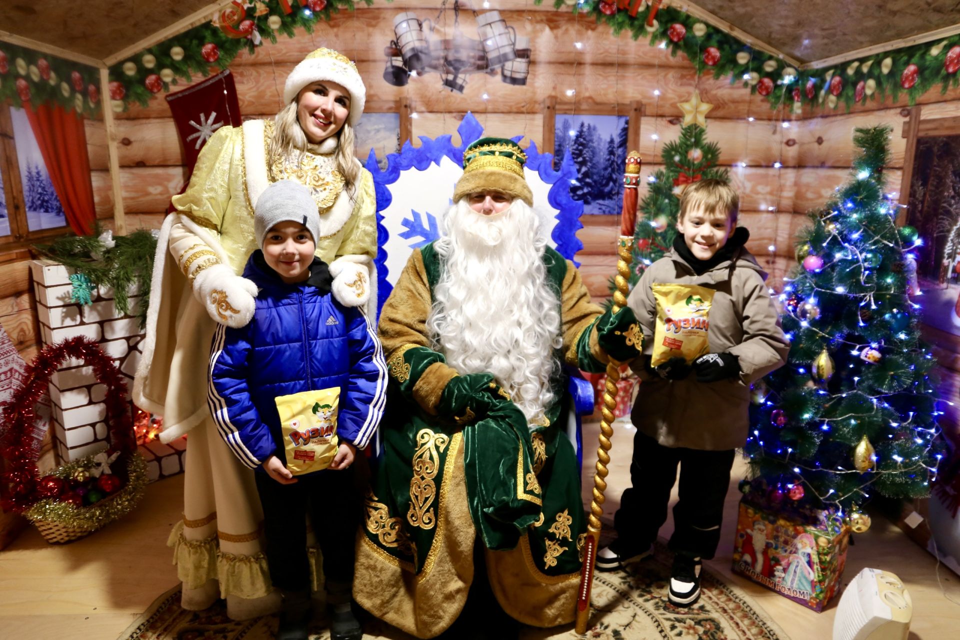 Главная ёлка Алексеевского района зажгла свои огни